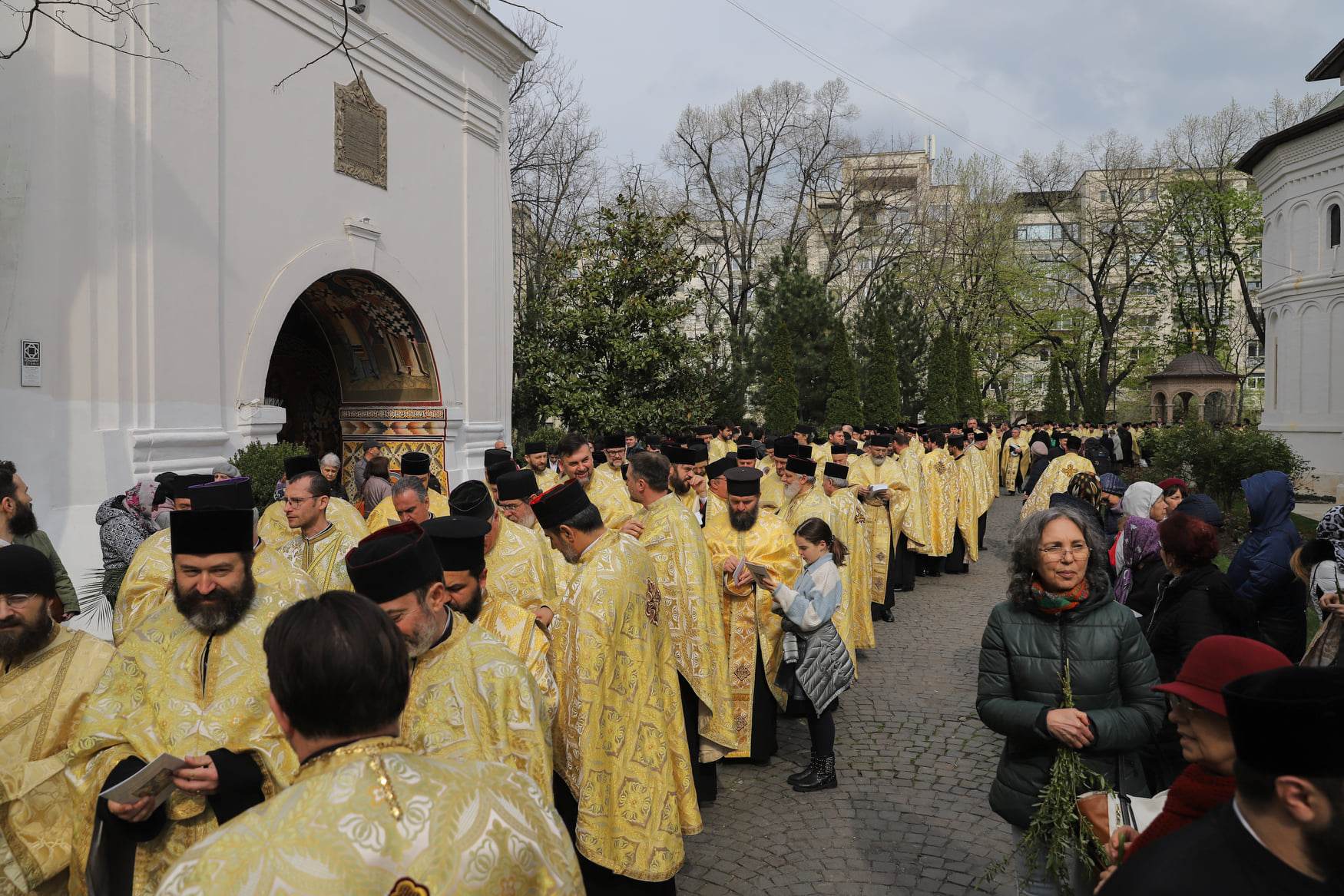 Pelerinaj de Florii în București. Sute de oameni au luat parte la procesiune. Traficul a fost restricționat. FOTO
