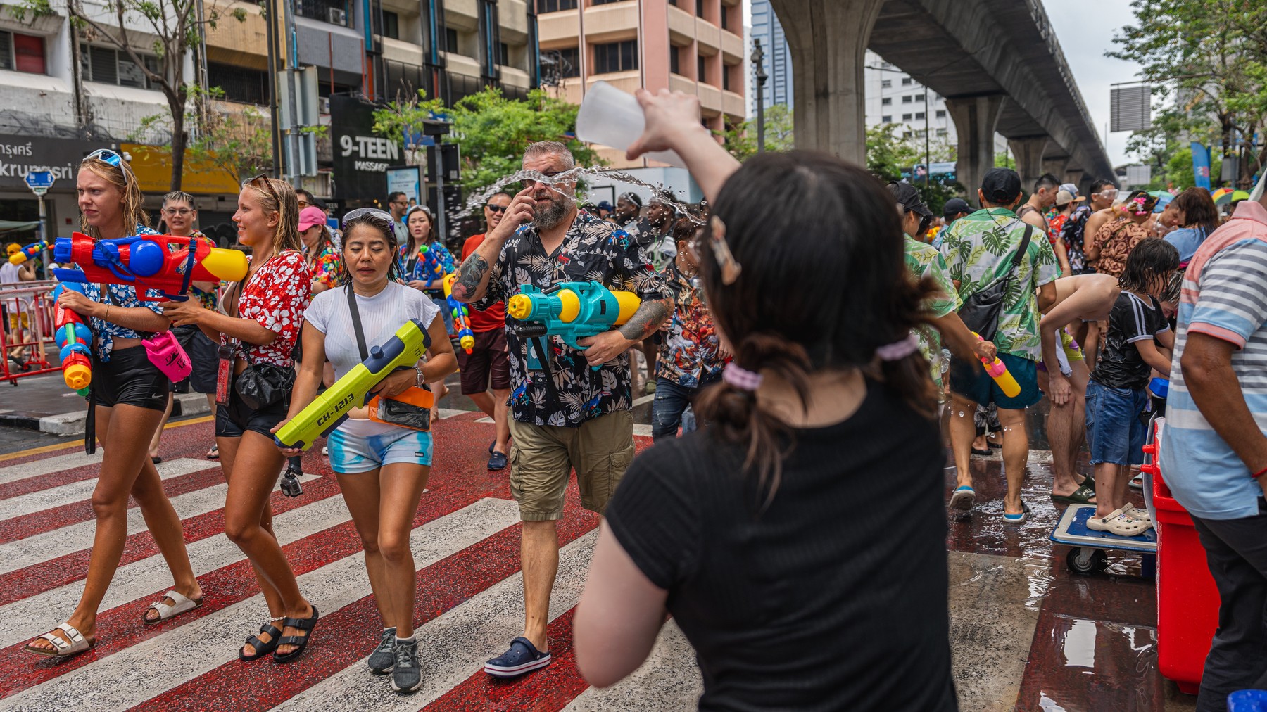 Imagini de la cea mai mare bătaie cu apă din lume, de Anul Nou thailandez. Ce semnifică Festivalul Songkran