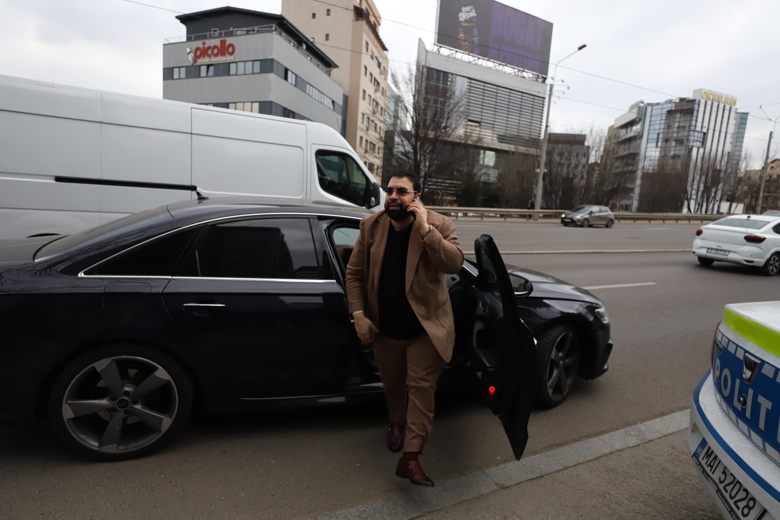 Florin Salam, spectacol în fața unei secții de poliție din București: „Eu sunt șeful României. Mergeam și cântam și într-un grajd”