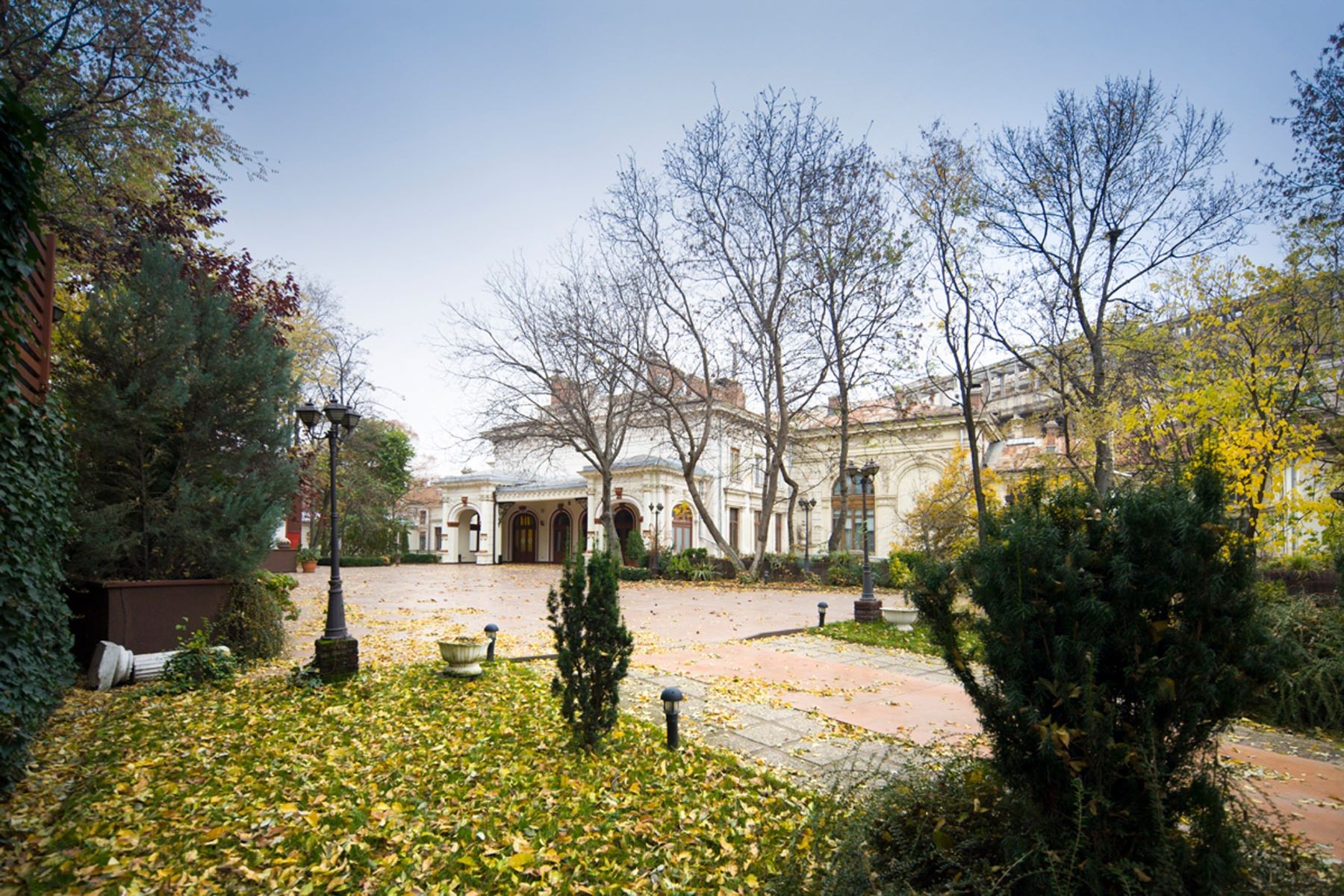 Palatul Bragadiru și grădinile au fost scoase la vânzare pentru 25 de milioane de euro. Povestea bijuteriei imobiliare din București