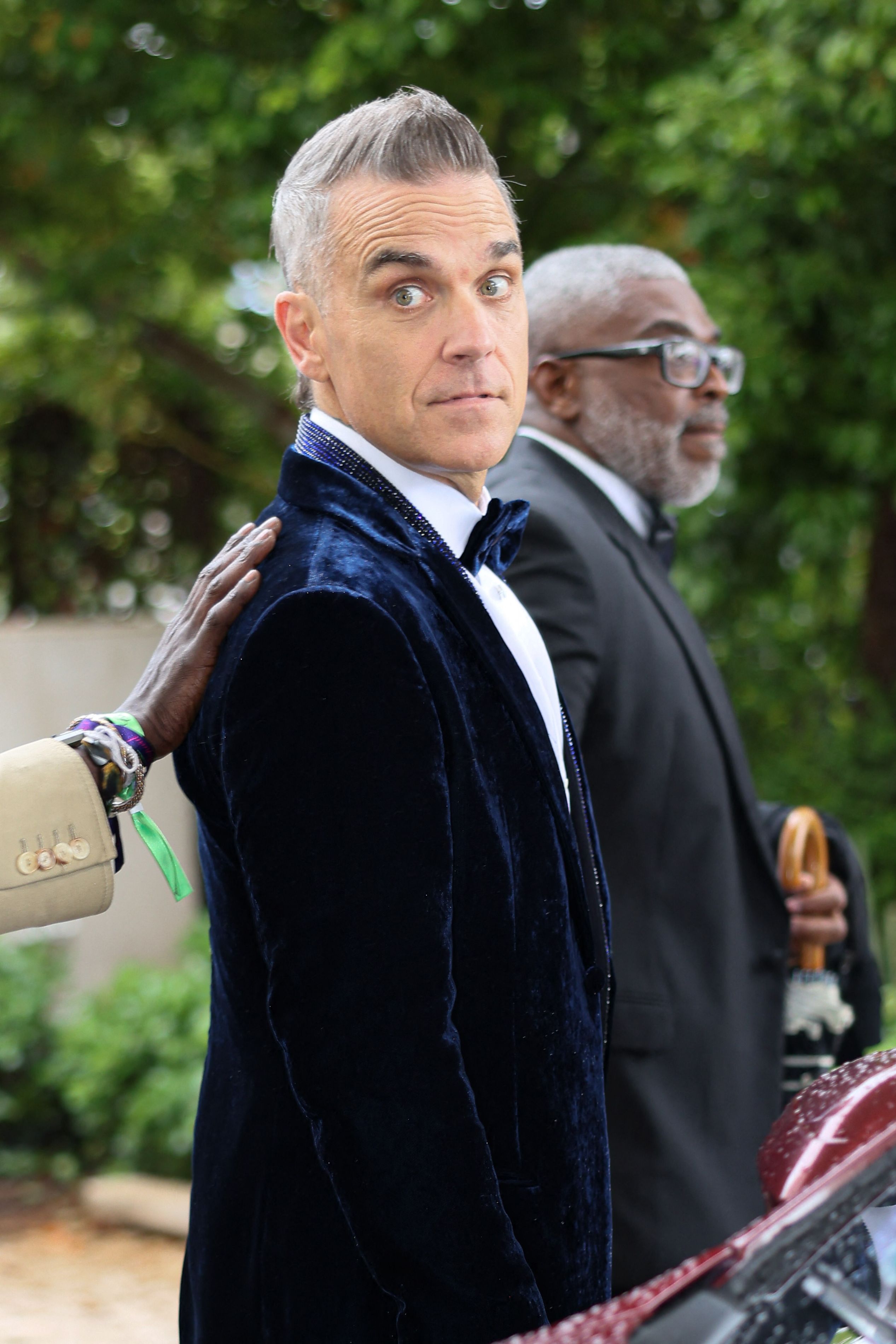 FOTO. Robbie Williams, lecție de eleganță la Cannes. A venit să vadă filmul cu DiCaprio și De Niro. Peste două săptămâni vine la București