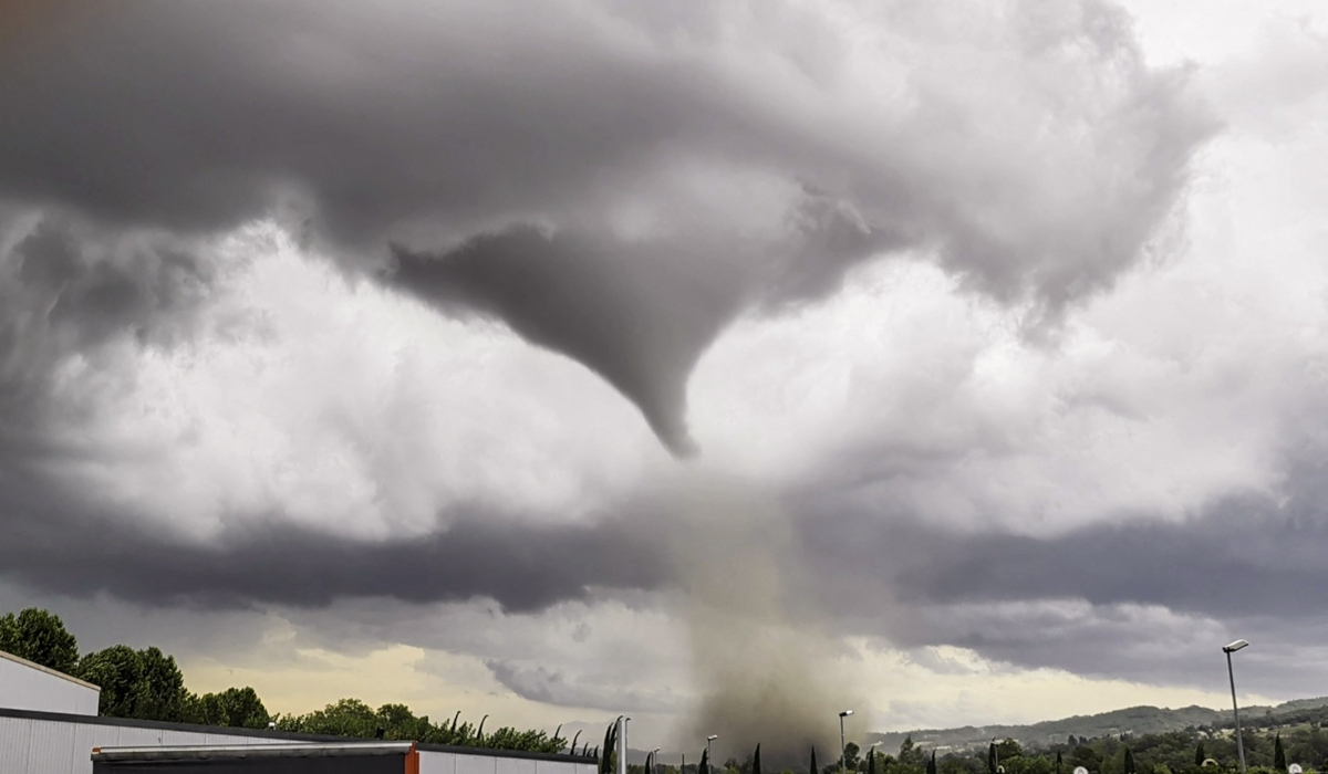 Momentul în care o tornadă distruge un sat din Franța: 41 de răniți, peste 300 de case afectate și haos pe drumuri