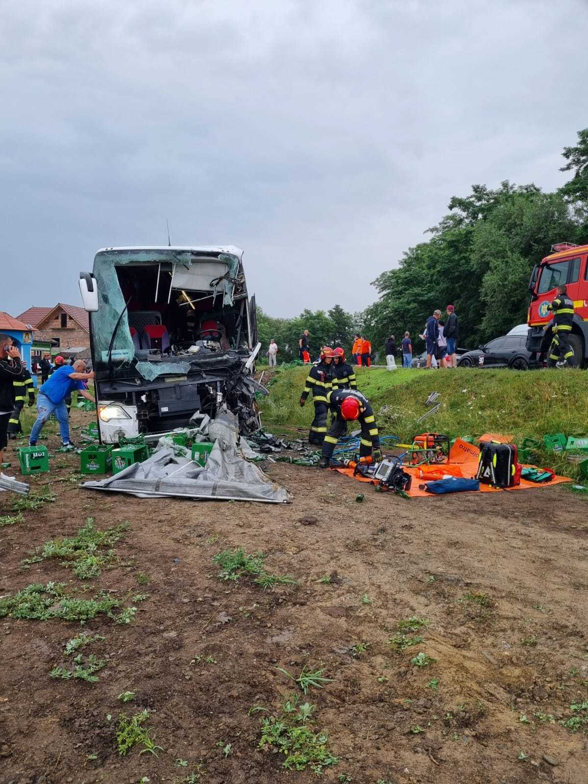 Un autocar cu 56 de persoane s-a ciocnit violent cu un autocamion plin cu bere, în județul Sibiu