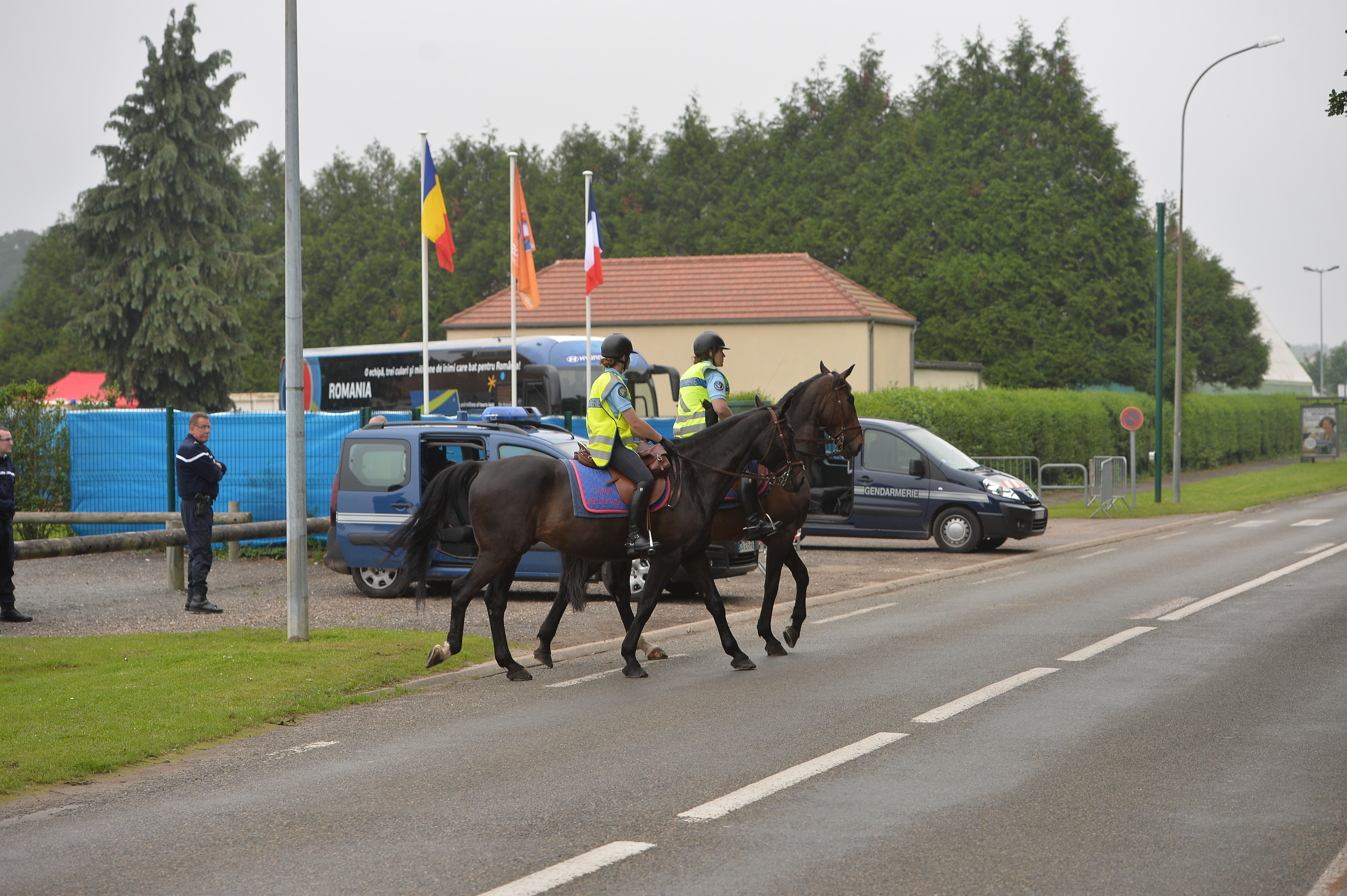 Euro 2016. Tricolorii au făcut în această dimineață primul antrenament cu porțile închise, păziți de jandarmi înarmați / FOTO și VIDEO