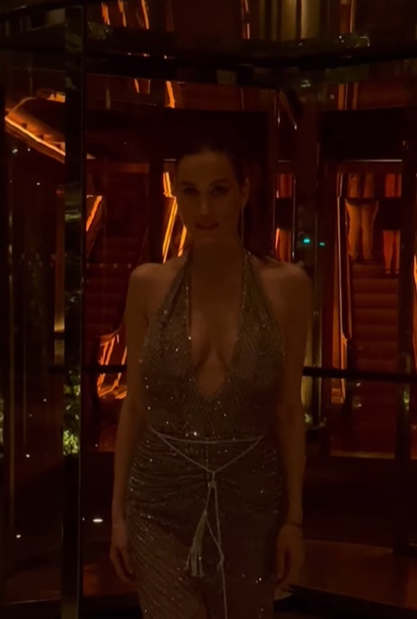 Singura româncă prezentă la petrecerea Met Gala 2024. Alina Pușcău a îmbrăcat o rochie elegantă, foarte decoltată