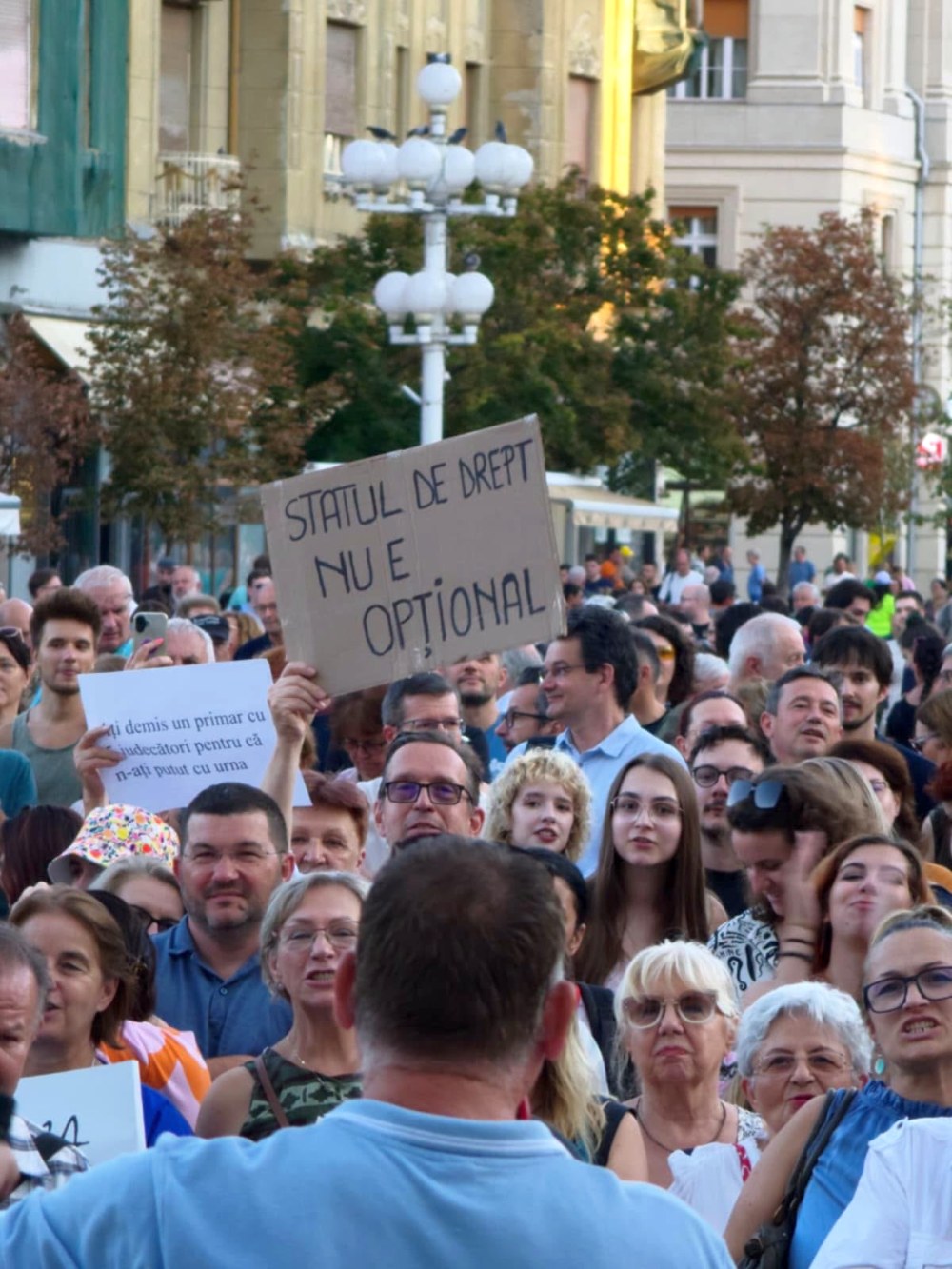 Câți oameni au manifestat la Timișoara pentru Dominic Fritz, care le-a cerut să „scrie pe social media despre revolta” lor și să iasă la protest după decizia CCR