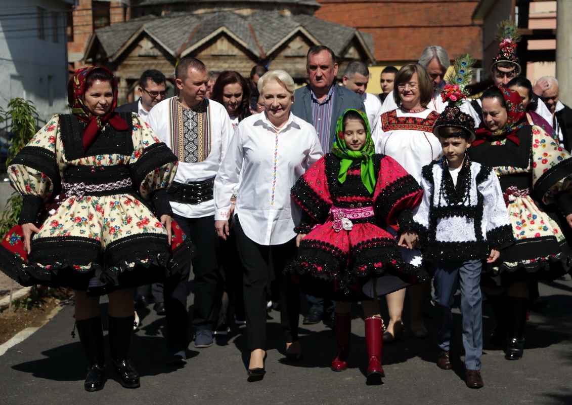 FOTO | Premierul Viorica Dăncilă a mers la Festivalul Sâmbra Oilor. Reacţie la protestele din ultimele zile: "Adevăraţii români sunt oameni care îşi bazează atitudinea pe argumente"