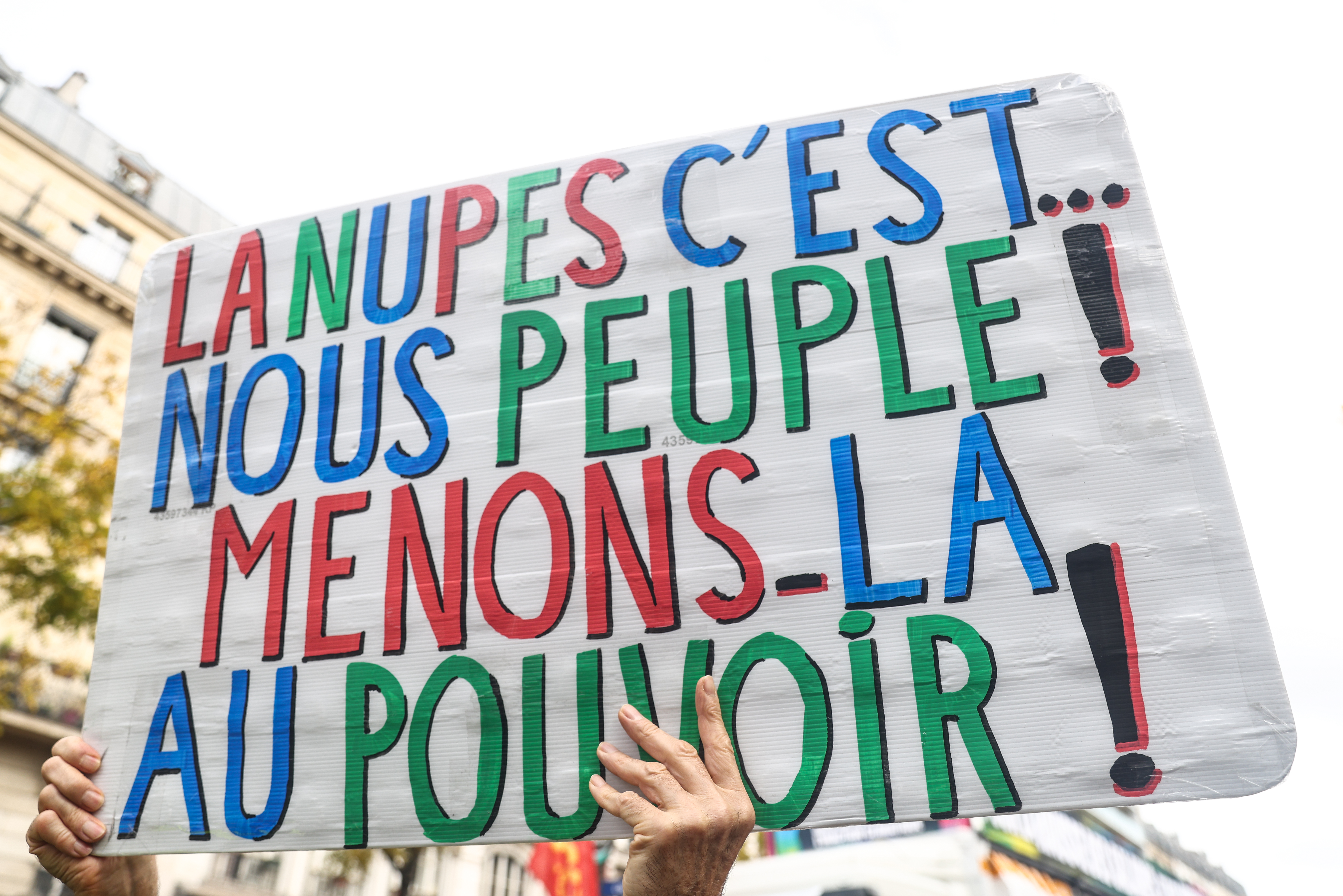 Protest uriaș la Paris. Laureata premiului Nobel pentru literatură, între cei 30.000 de manifestanți