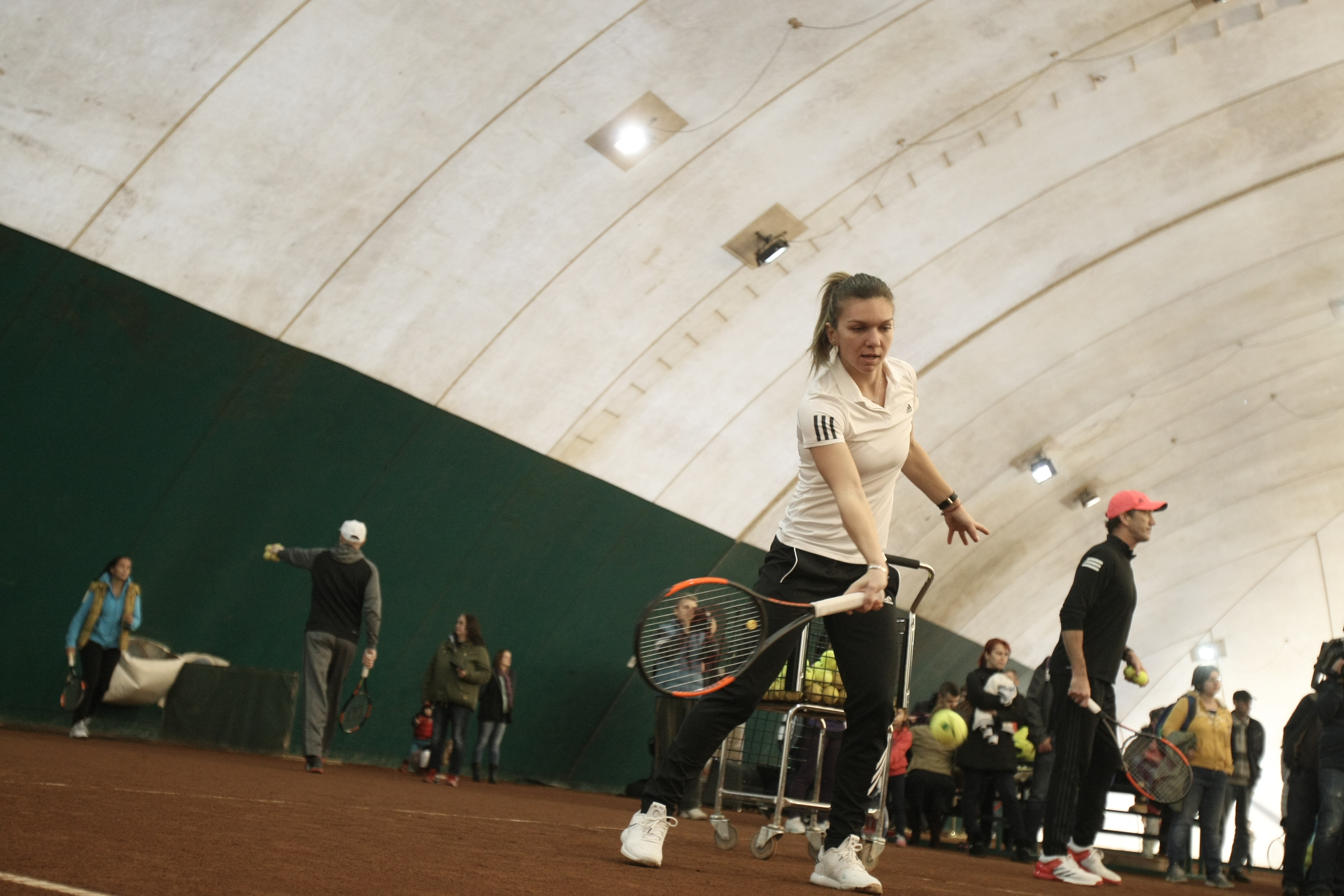 Simona Halep și-a luat energie de la copii! Un fost fotbalist stelist și-a adus fata, ca să ia autograf de la campioană / GALERIE FOTO