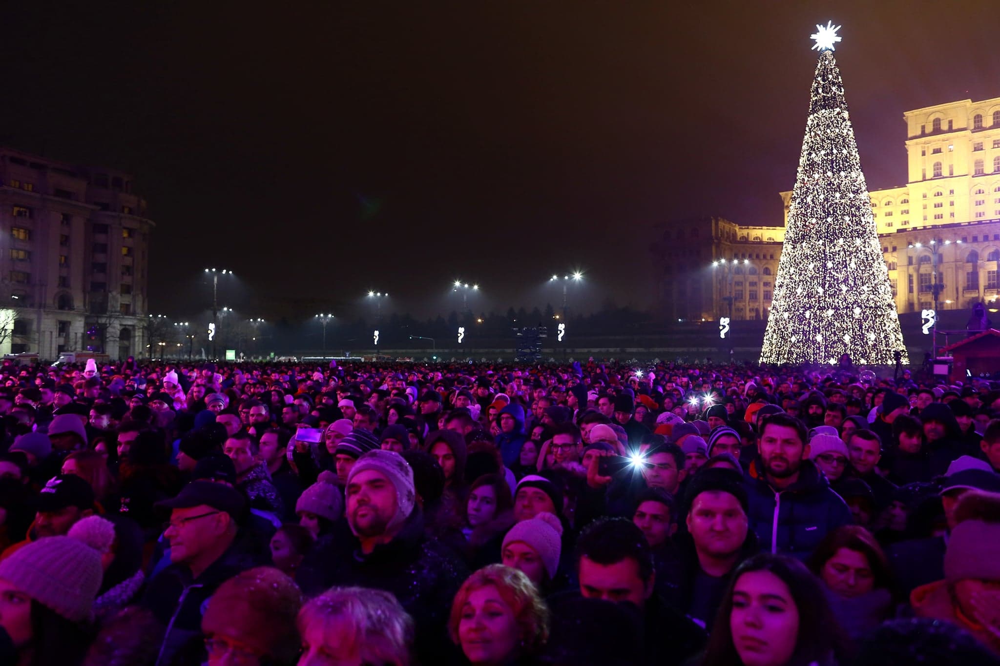 GALERIE FOTO | Am intrat în anul 2019! 60.000 de bucureșteni în stradă în noaptea de Revelion! Focul de artificii din Piaţa Constituţiei a durat 15 minute!