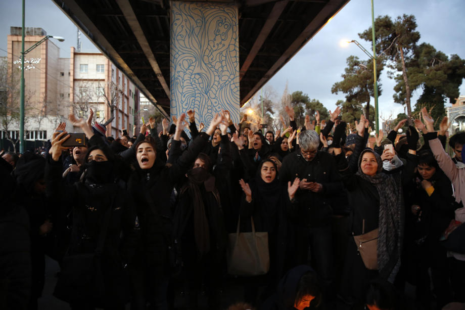 Manifestație rară la Teheran: mii de iranieni au ieșit în stradă și au strigat „moarte dictatorului”