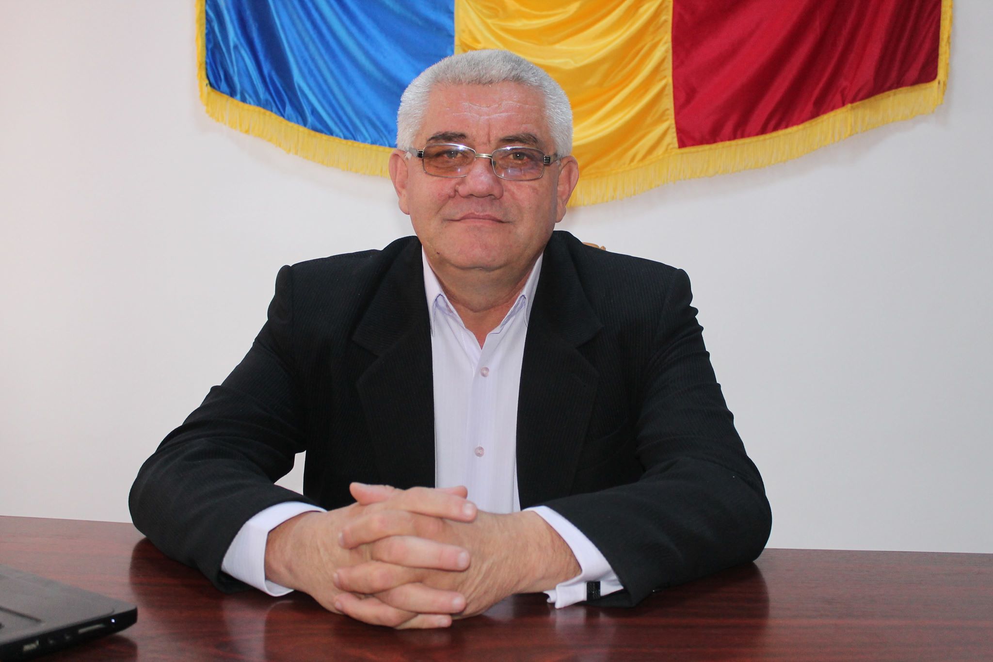 REPORTAJ/ Un primar din Vrancea a tăiat banii de serbări câmpenești ca să asfalteze ulițele. “Petrecerile se duc, dar asfaltul rămâne”