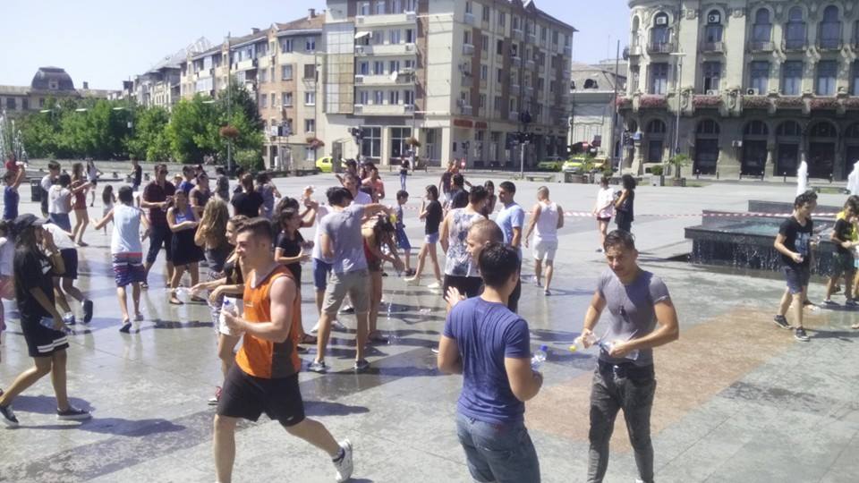 Eveniment inedit în Bănie! S-au bătut cu apă în centrul Craiovei