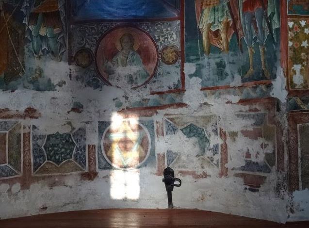Lumina din biserica Pătrăuți, proiecție spectaculoasă de Crăciun. Minunea se întâmplă numai la marile sărbători