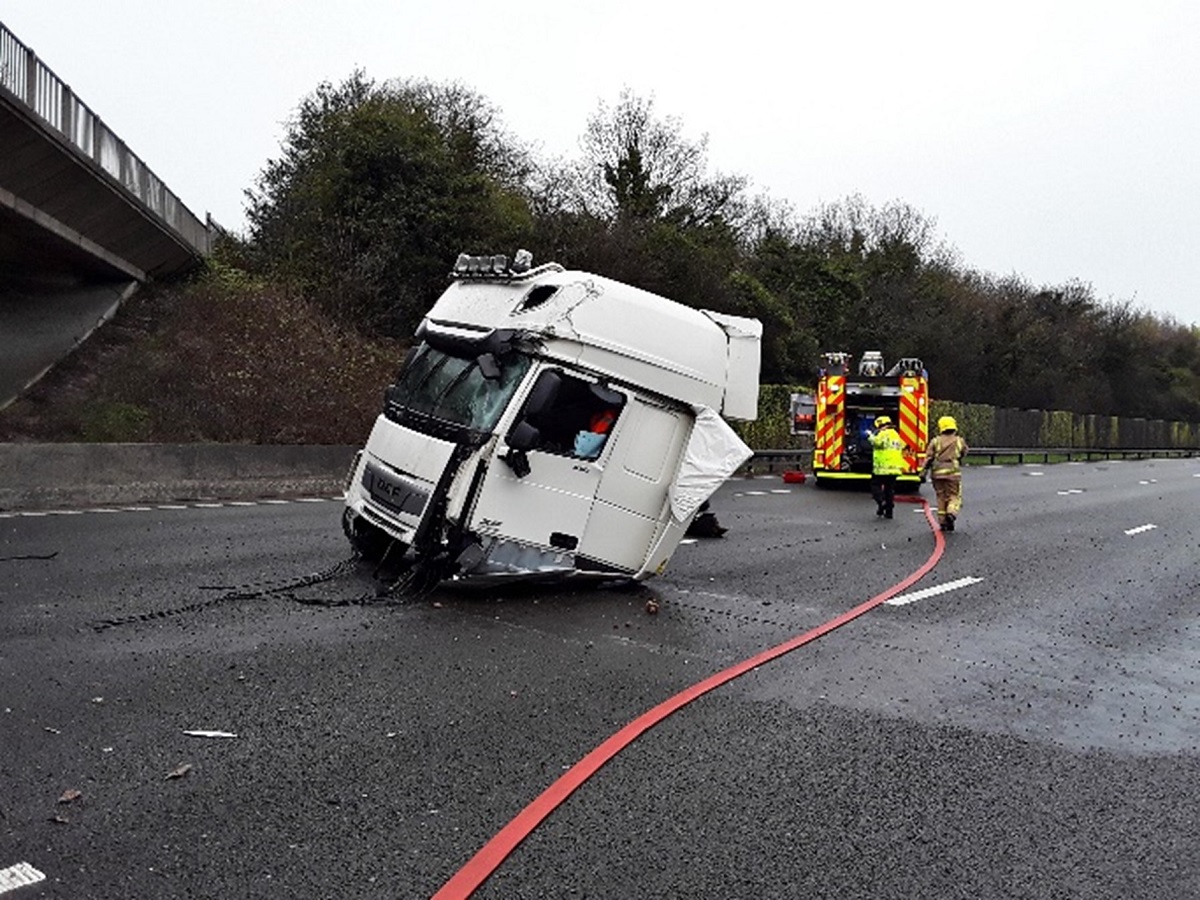 Camion rupt în două și cuprins de flăcări, cabina a fost aruncată de pe șasiu și motorul împrăștiat pe carosabil, pe o autostradă din Anglia