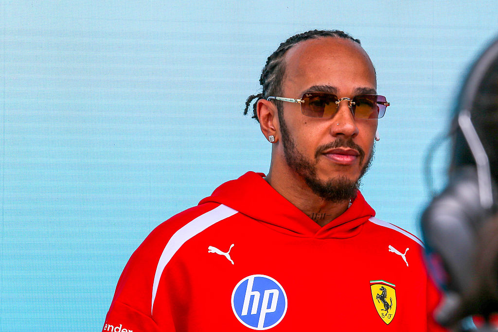 Az öltözékével sokkolt Lewis Hamilton, kiakadtak rá a szurkolók – fotó