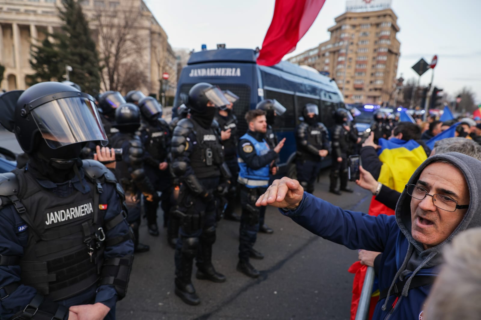 Susținătorii lui Călin Georgescu s-au îmbrâncit cu jandarmii în Piața Victoriei și au aruncat cu petarde și obiecte metalice. Ce amenzi s-au dat