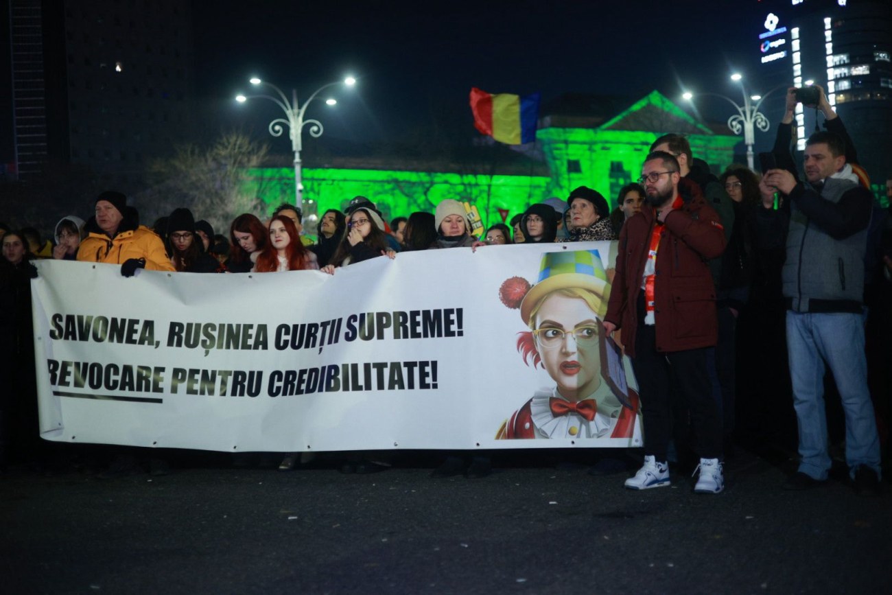 Nou protest în Piața Victoriei din București. Câteva mii de oameni au cerut demisia șefei Curții Supreme, Lia Savonea, pentru neregulile din justiție, în a patra zi consecutivă