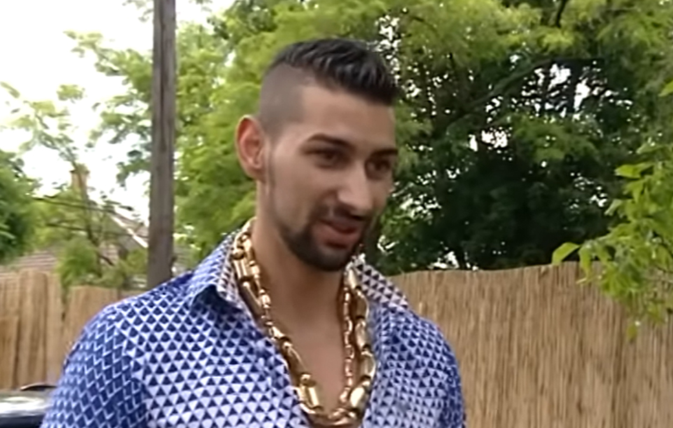 Kiszabadult a magyar tiktokker a börtönből - Lakatos Brendon köteg pénzzel, vodkalocsolással indította a napot - videók