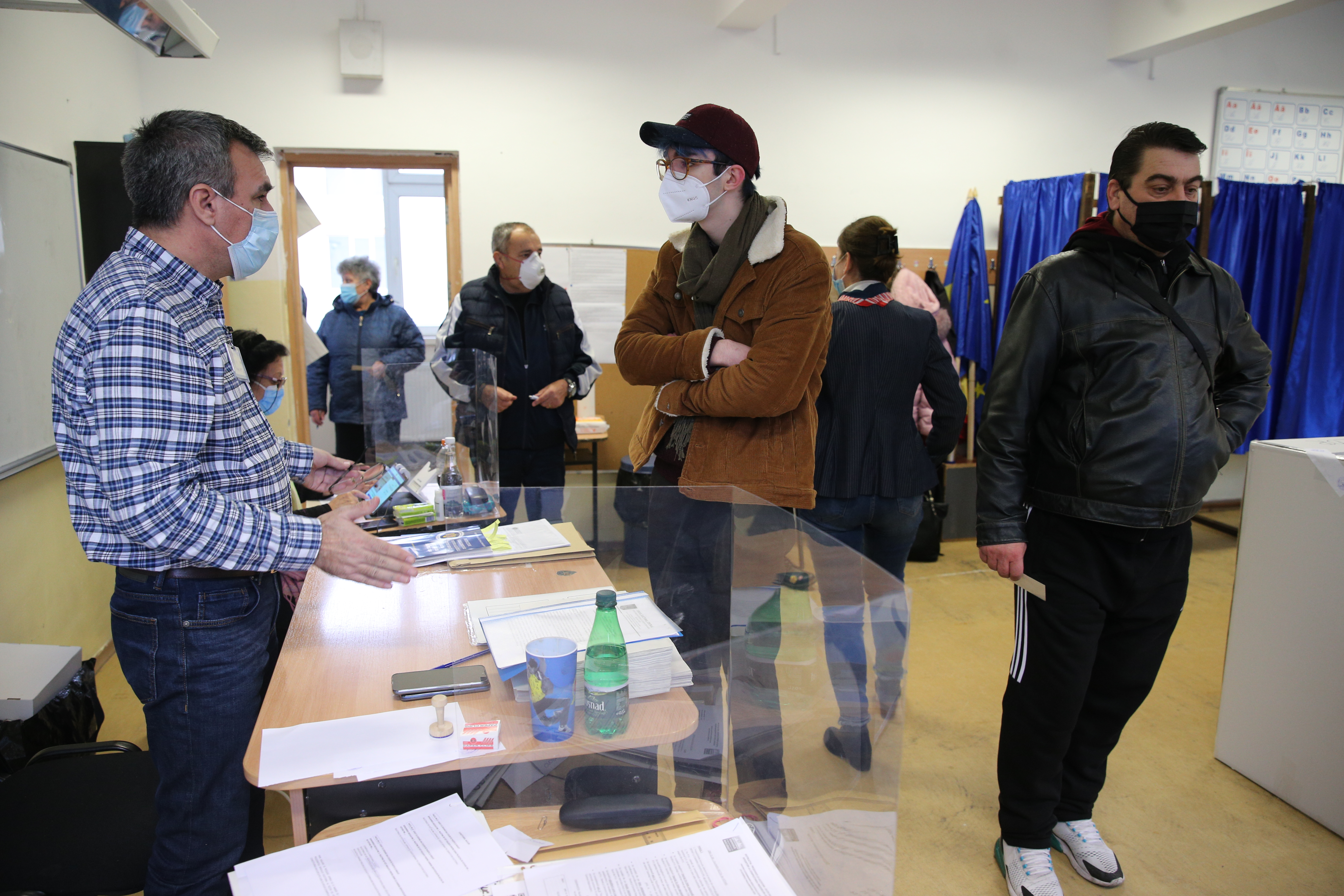 REPORTAJ: Lecția de implicare dată de doi observatori la vot la doar 18 și 19 ani. „Ceilalți trebuie să vadă exemple”