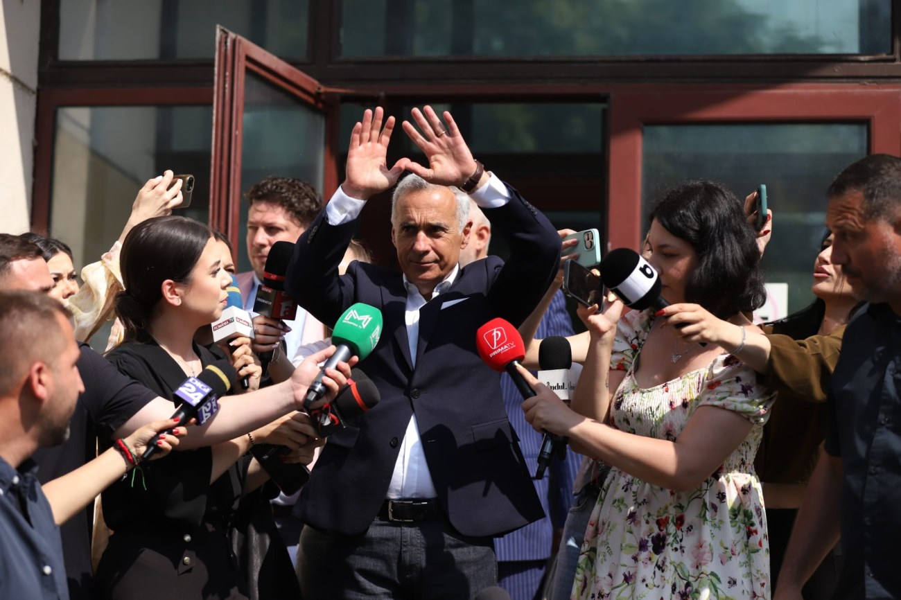 Călin Georgescu a fost la Parchetul General pentru prelungirea controlului judiciar. Câți fani l-au așteptat