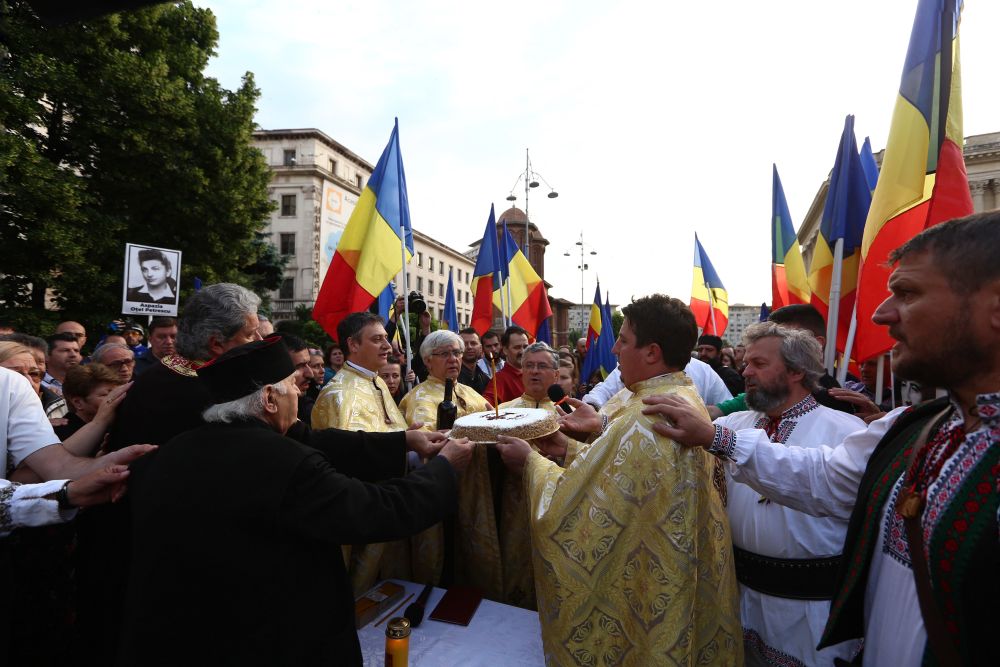 FOTO/ Ziua națională de cinstire a martirilor din temnițele comuniste a fost comemorată în Piața Revoluției
