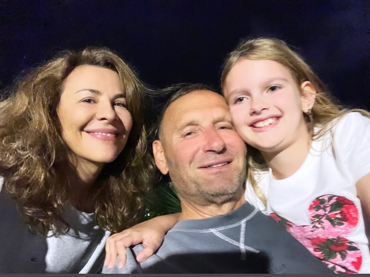 Fotografii cu casa în care locuiesc Adina Alberts și Viorel Cataramă. Vila arată ca un muzeu, la fel și grădina, unde au o fântână arteziană cu statui