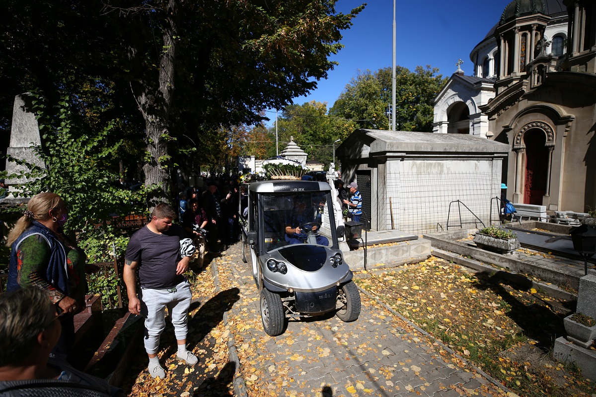 Alexandru Arşinel a fost înmormântat duminică la Cimitirul Bellu. 300 de persoane l-au condus pe actor pe ultimul drum