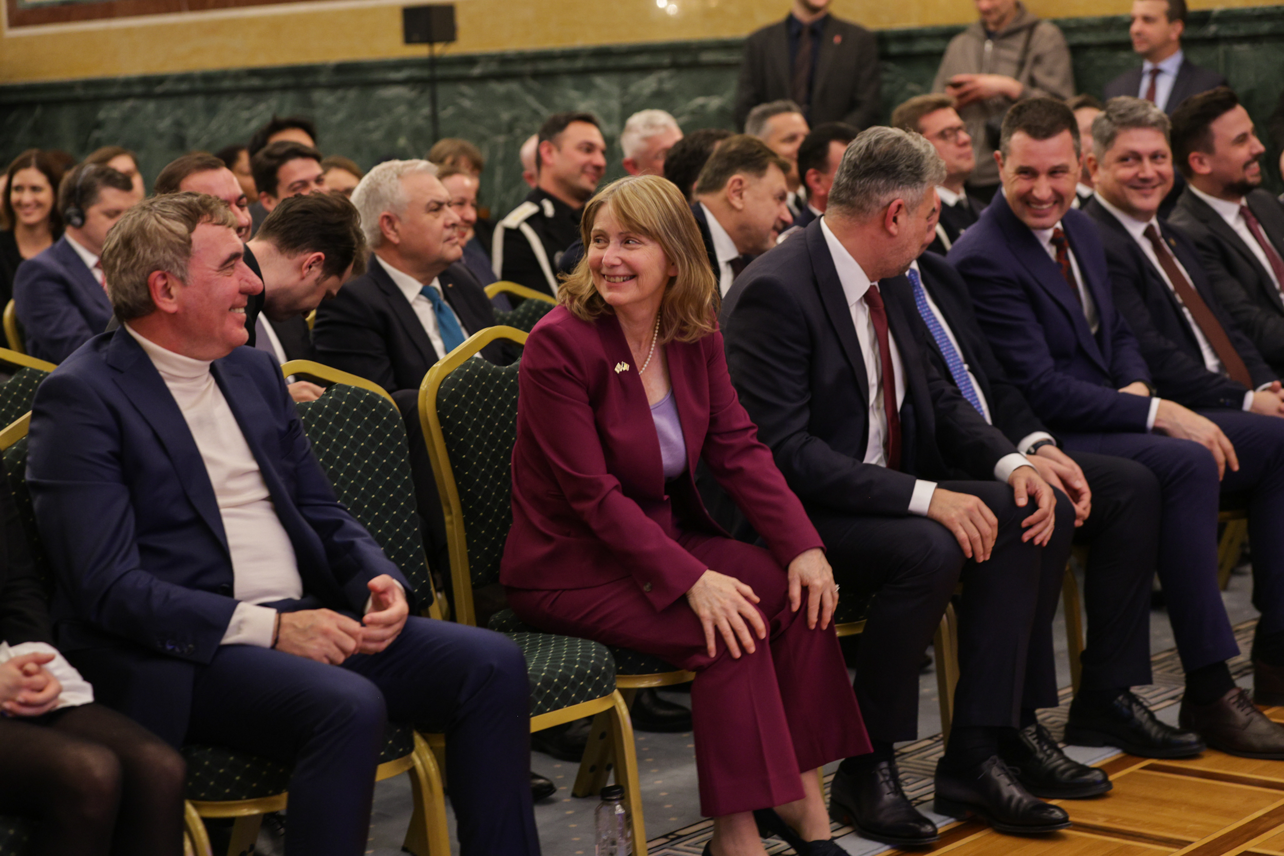 Românii pot călători în SUA fără vize din 31 martie. Decizia, oficializată de Marcel Ciolacu, ambasadoarea SUA și Hagi: „Un moment istoric”