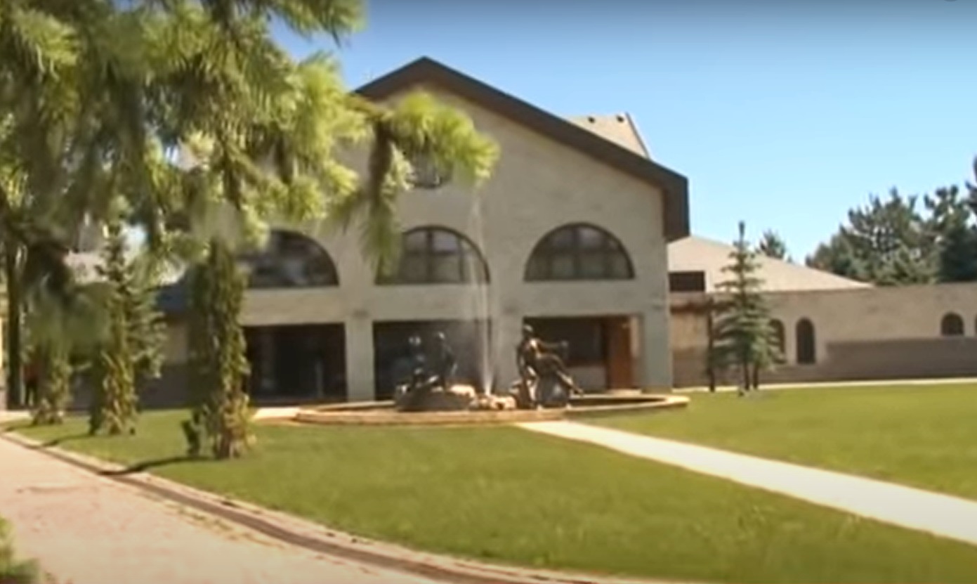Fotografii cu casa în care locuiesc Adina Alberts și Viorel Cataramă. Vila arată ca un muzeu, la fel și grădina, unde au o fântână arteziană cu statui