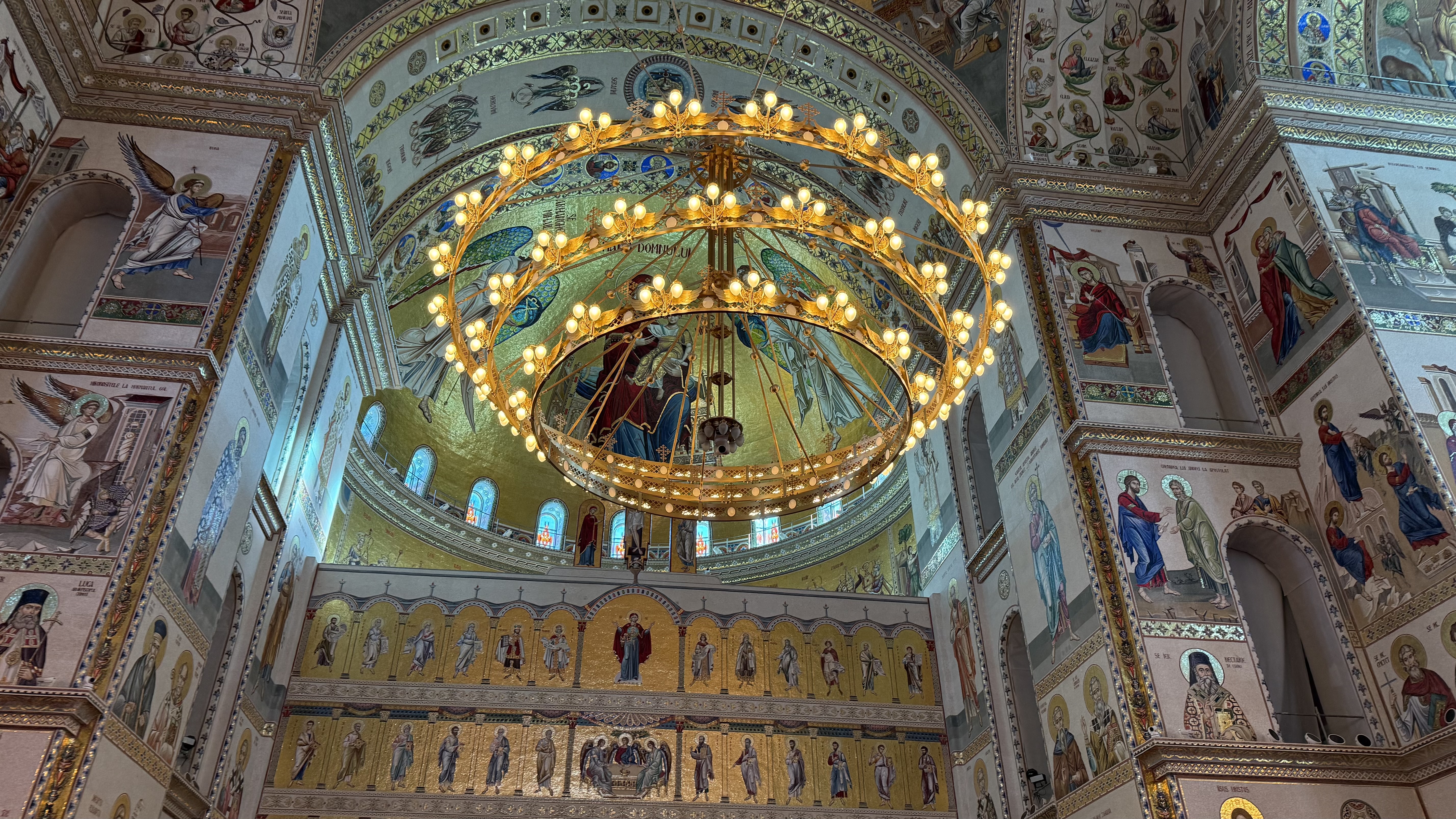 A doua zi de Crăciun la Catedrala Națională. Mii de credincioși au venit din țară și din străinătate să viziteze cea mai mare biserică ortodoxă din lume