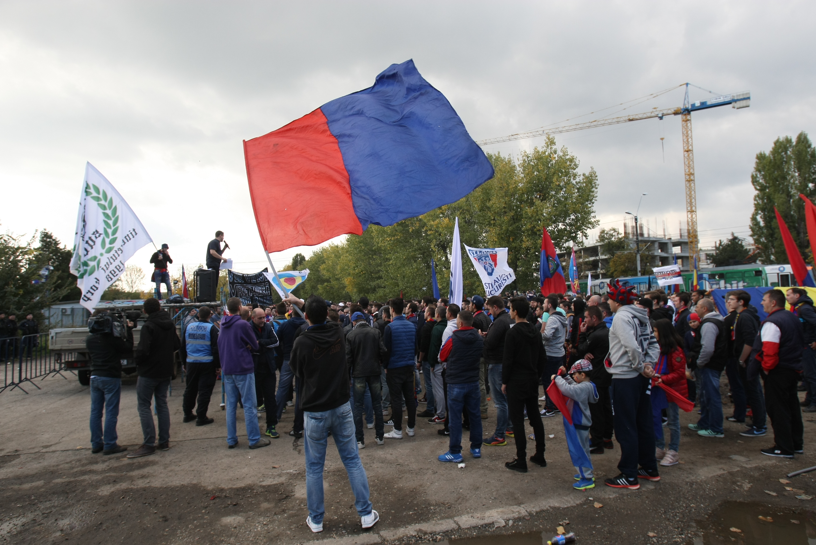 Fanii își cer în stradă Steaua înapoi. ^1.000 de oameni, la mitingul suporterilor. Gigi Becali e liniștit: ”N-am nici o grijă, sunt teribiliști” / FOTO