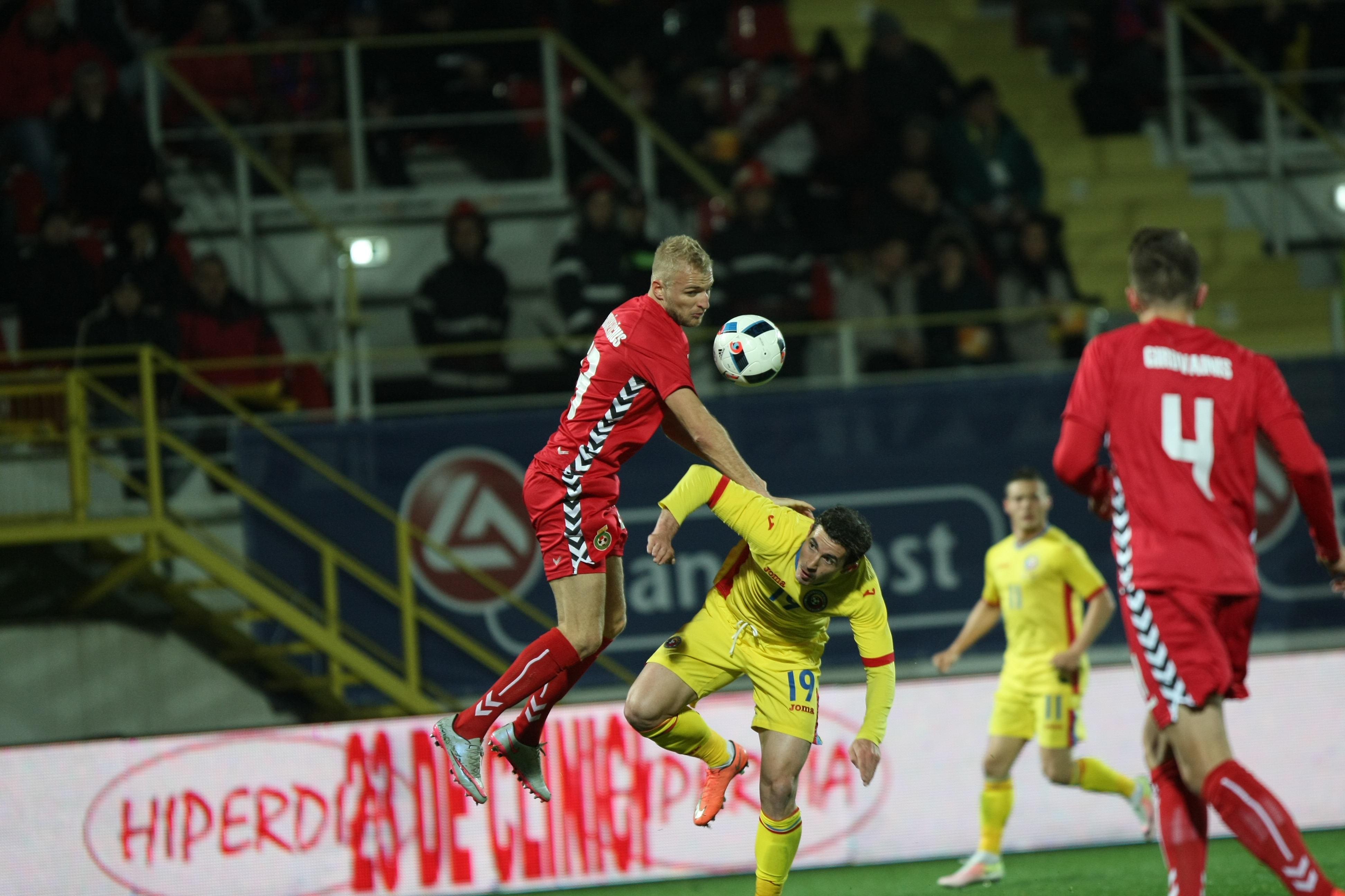 România - Lituania 1-0. Puiule, el e Dumnezeul tău! Selecționerul a pupat icoane, fiind salvat de debutantul Nicușor Stanciu, un jucător despre care spunea că nu l-a impresionat în tricoul Stelei!