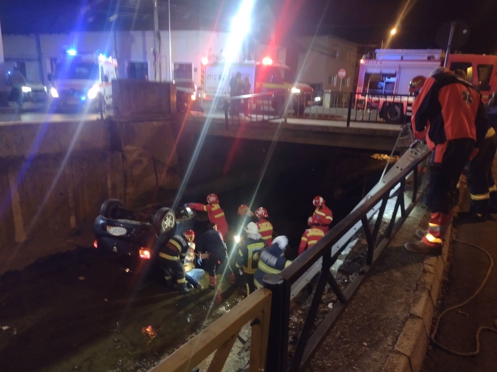 O mașină a căzut în pârâul Pocloș, la Tg. Mureș, pe plafon, după ce a lovit alt autoturism. Șoferul a scăpat cu leziuni minore