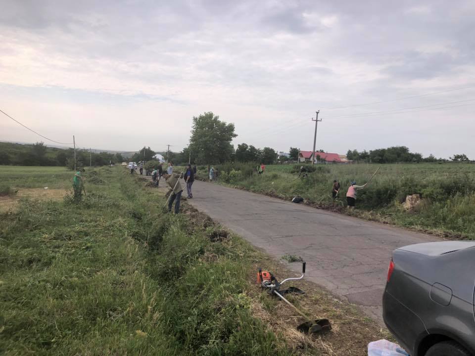 FOTO: Polițiști, consilieri locali și angajații unei primării din Vaslui, încolonați de edil și duși la curățatul șanțurilor