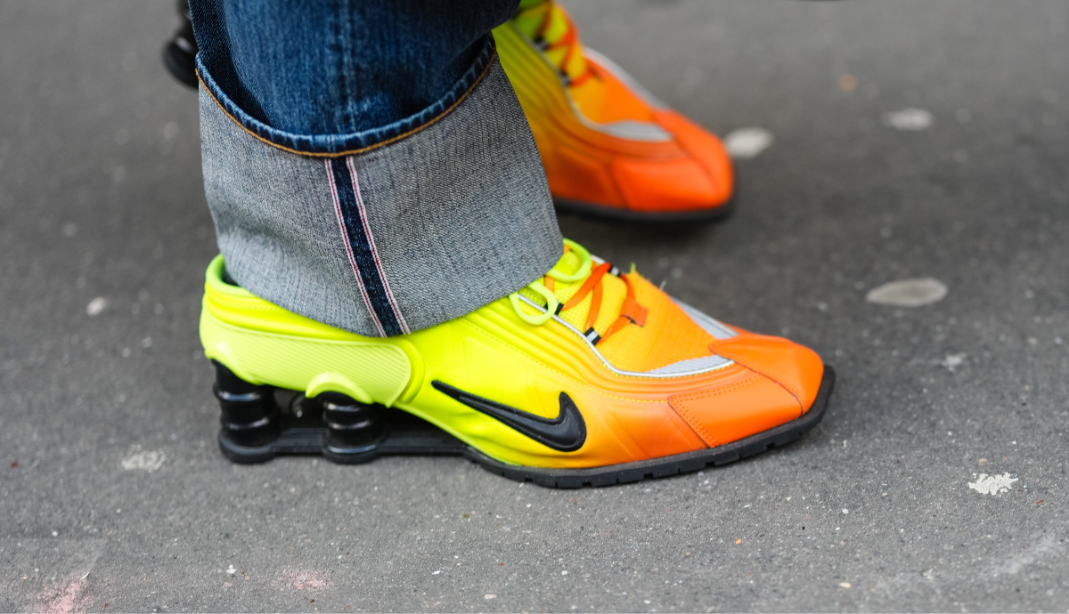 2025 legmenőbb sneaker trendjei egytől-egyig az Y2K korszakából tértek vissza, hogy egy friss és modern fazonigazítással új reneszánszukat élhessék