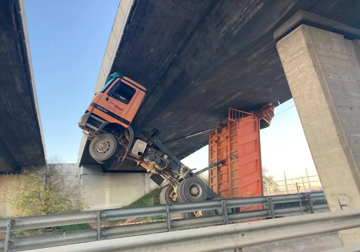 Șofer de basculantă, rămas suspendat în cabină, la 8 metri înălțime, sub un pod de lângă o autostradă din Spania