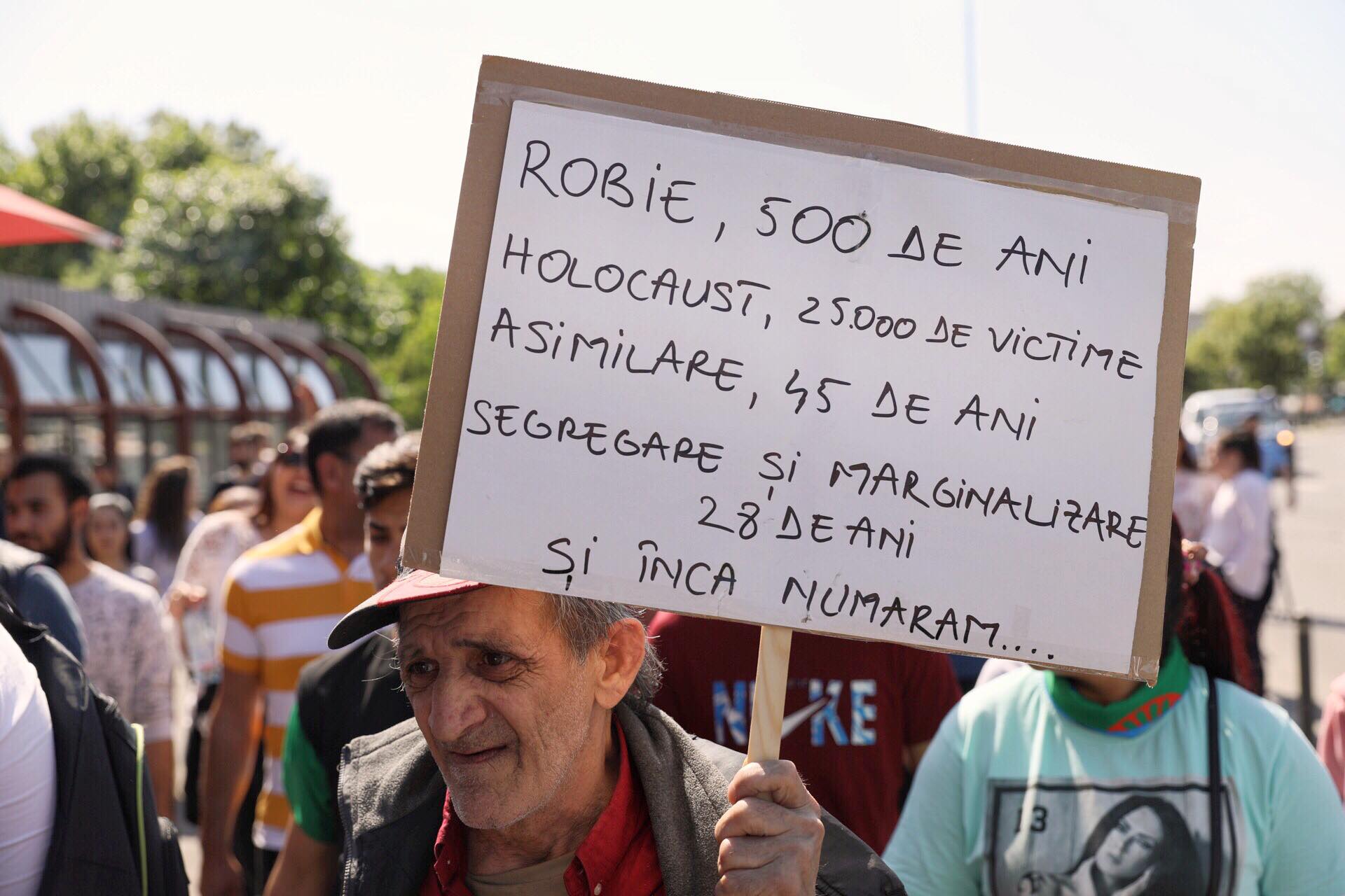 GALERIE FOTO / "Ziua Internaţională a Rezistenţei Romilor" a fost celebrată printr-un marș, astăzi, în Capitală