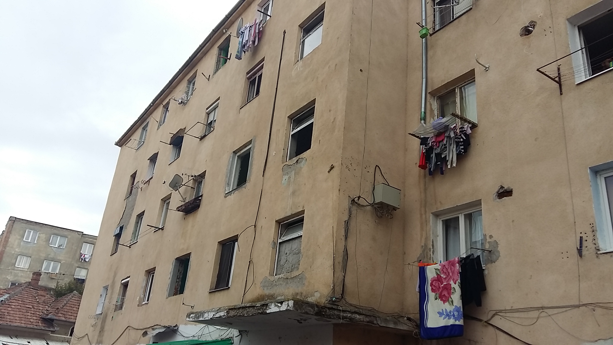 VIDEO REPORTAJ/ Evacuare cu scandal din blocul "Turturica", la Alba Iulia: „Suntem aruncaţi în stradă ca nişte şobolani”| GALERIE FOTO