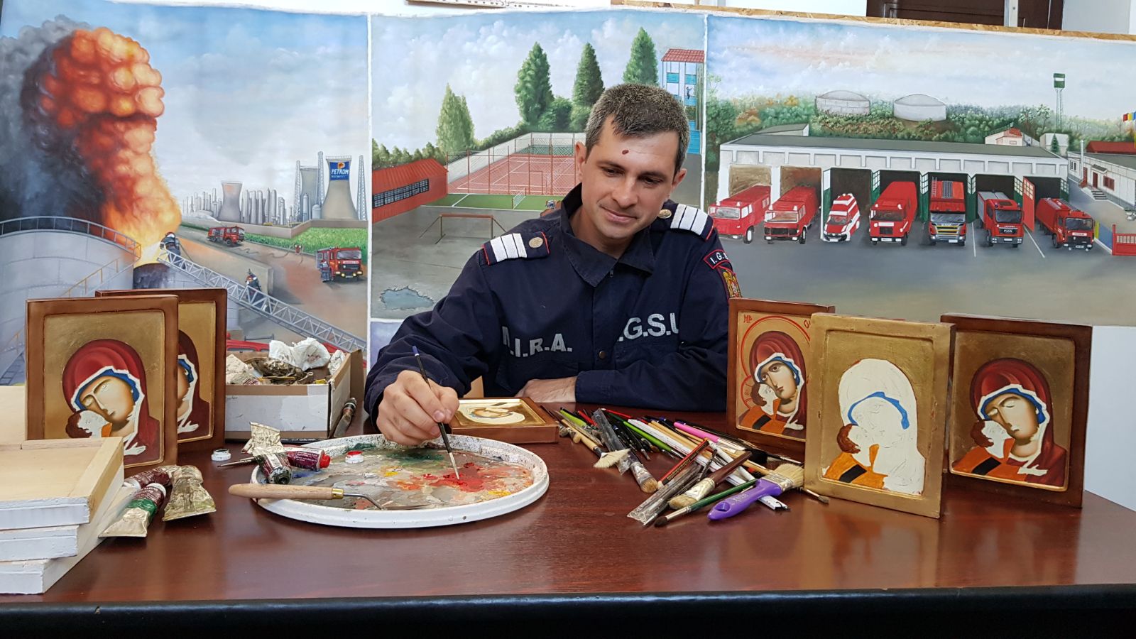 REPORTAJ/Pompierul care stinge incendii și salvează vieți este, în timpul liber, pictor de icoane. ”Nimic nu m-ar putea determina să renunț la pictură”