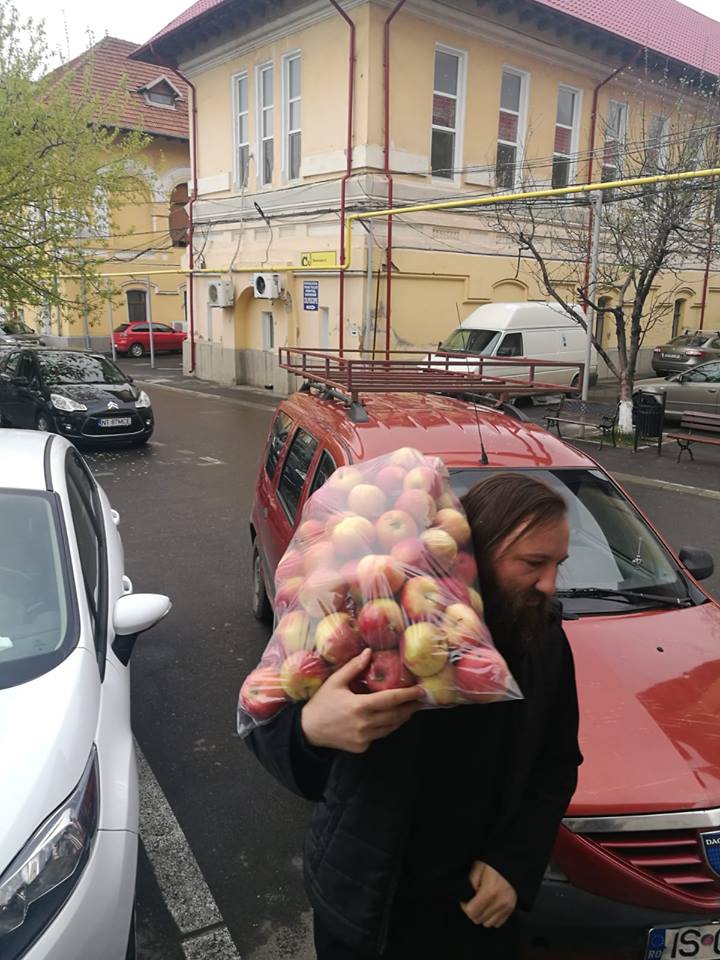 Preotul Damaschin din Iași a dat pachete de Paște pentru 4.000 de copii din familii nevoiașe. „Ne-au ajutat oameni din țară și din străinătate, studenți care au renunțat la banii de buzunar, bunici care au dat din banii de înmormântare”
