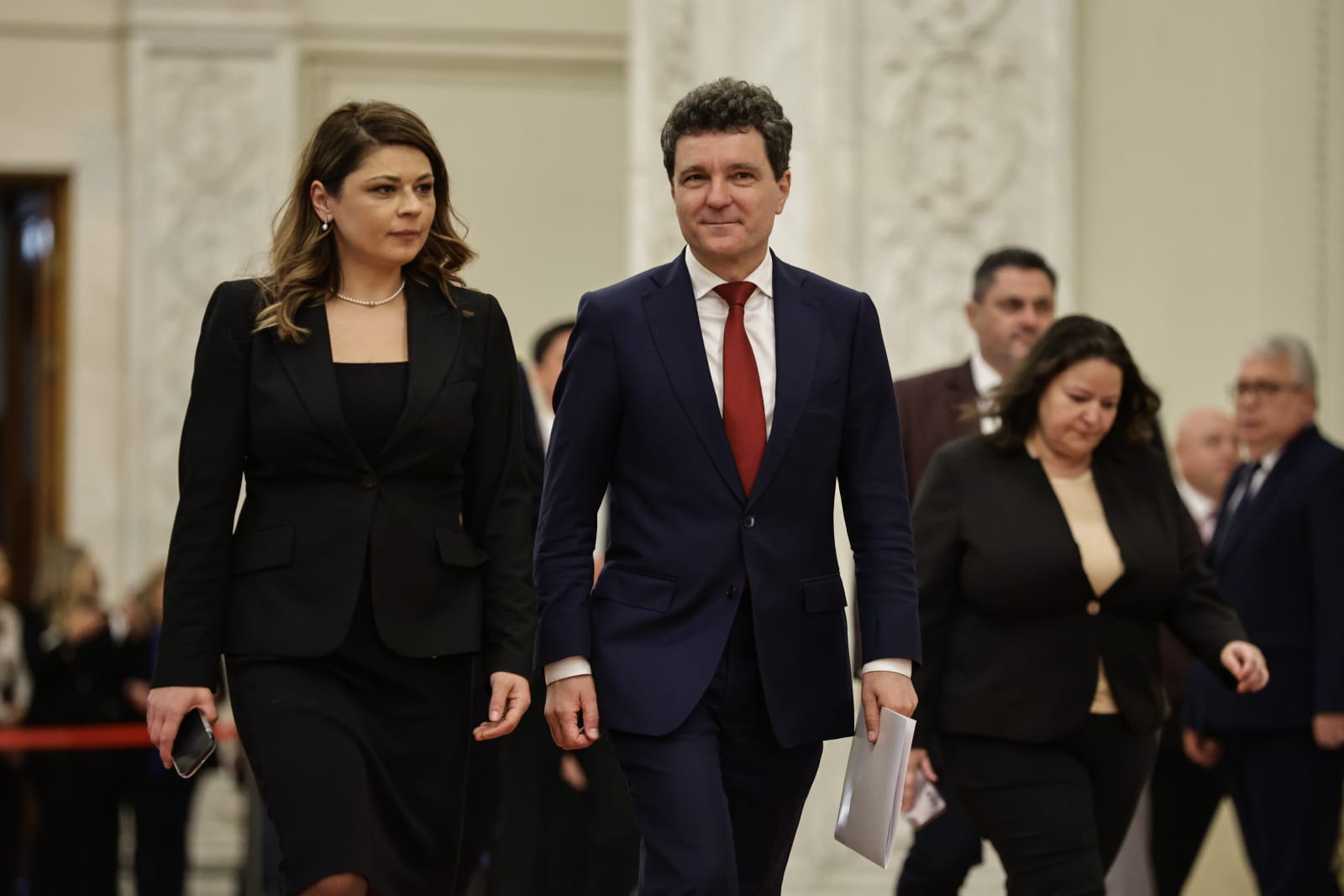 Nicușor Dan arată încă din prima zi că va fi președinte-jucător. Detalii surprinse la ceremonia de învestire: de la buna-dispoziție a lui Băsescu la încolonarea clasei politice | Reportaj