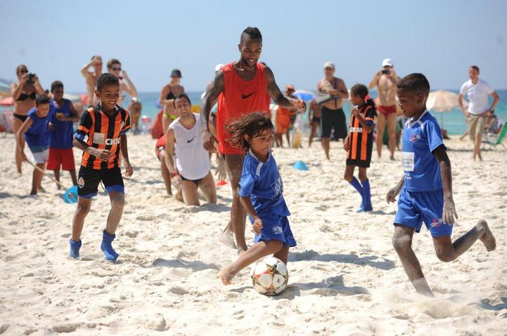 Lucescu, ÎN CHILOȚI, la plajă! Întâlnire cu un campion mondial / FOTO&VIDEO