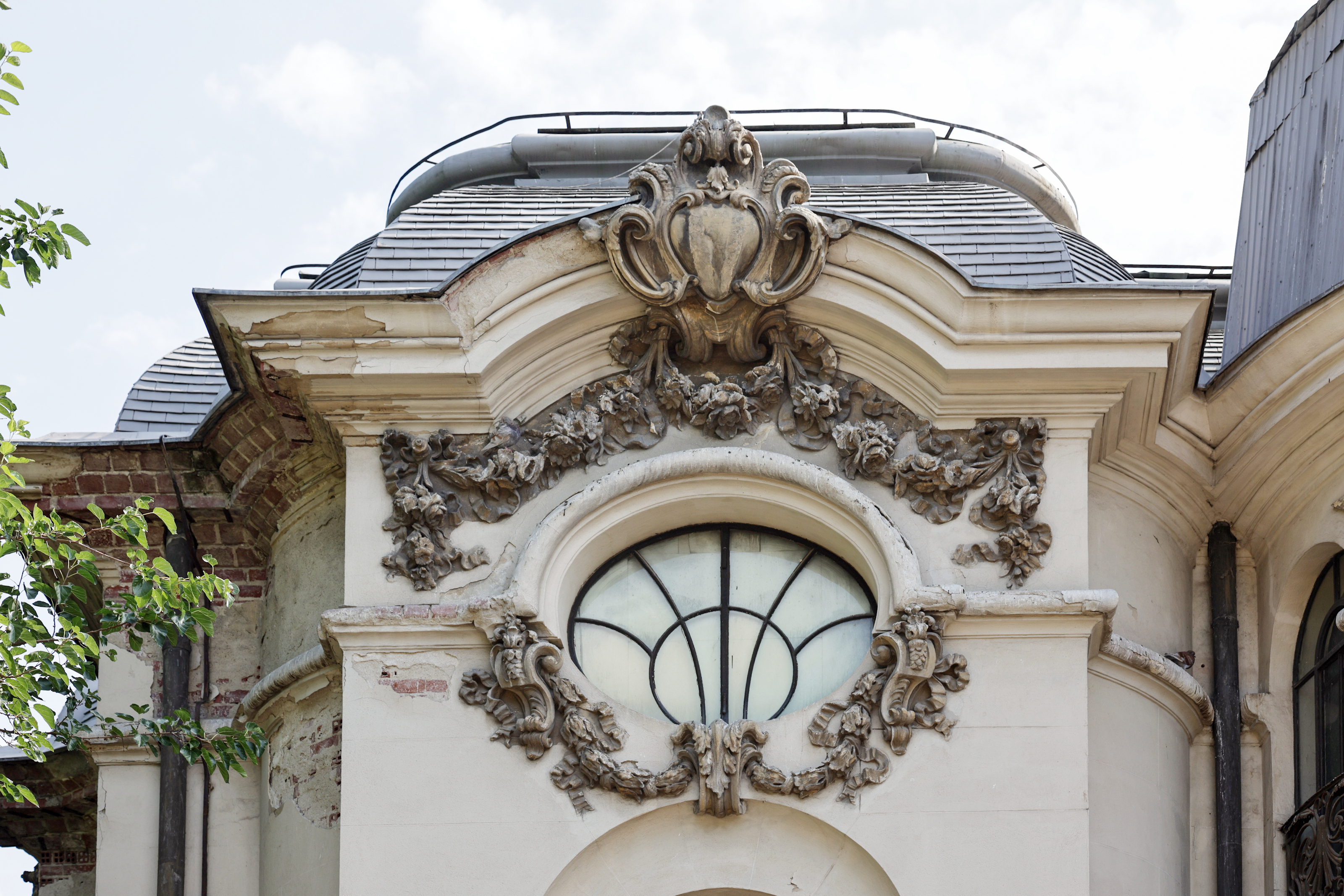O bijuterie a Bucureștiului se luptă cu timpul, în timp ce restaurarea bate pasul pe loc