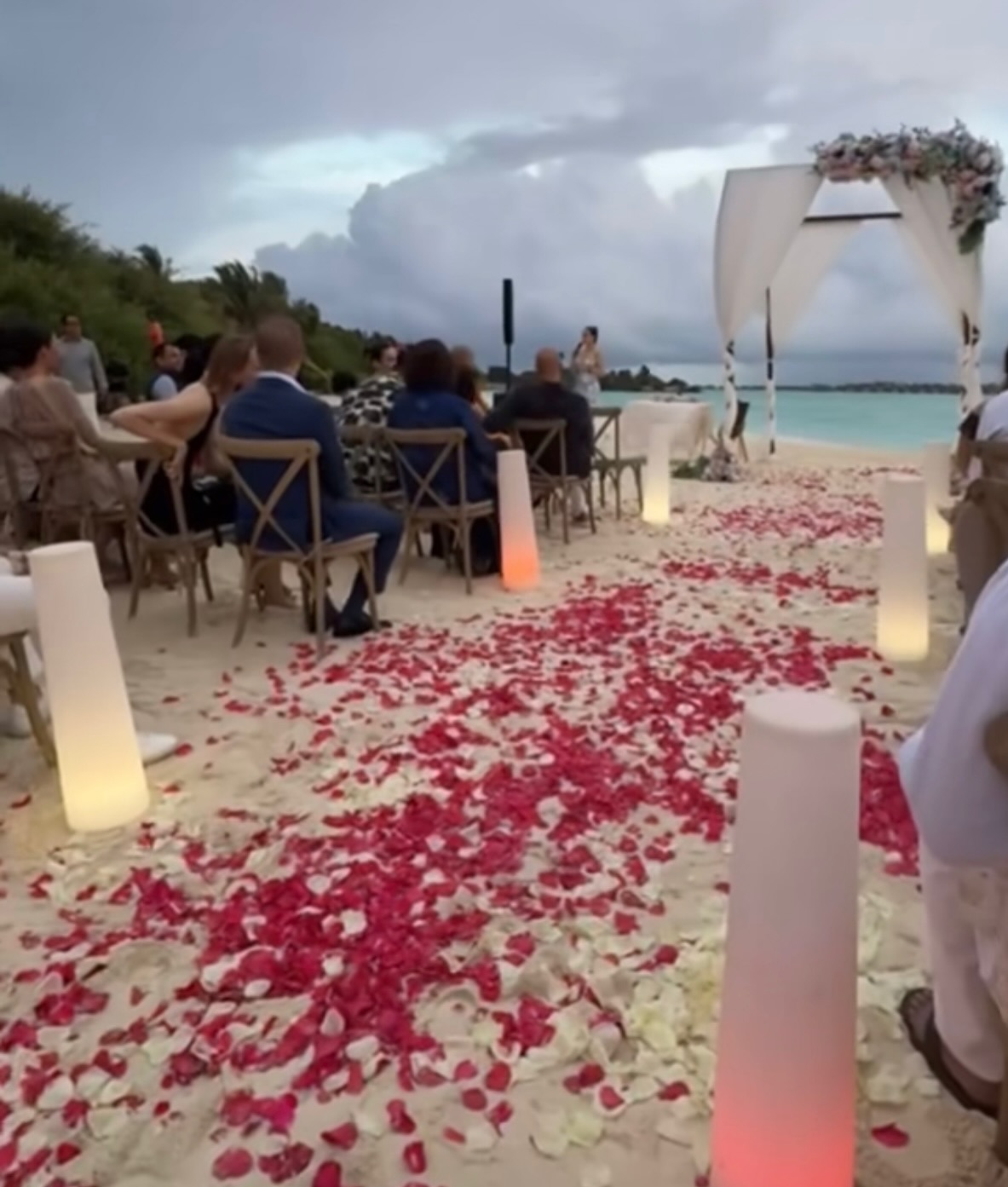 Imagini rare cu Iulia Vântur în Maldive. Vedeta a fost invitată la o nuntă. Cum arată camera în care a fost cazată iubita lui Salman Khan