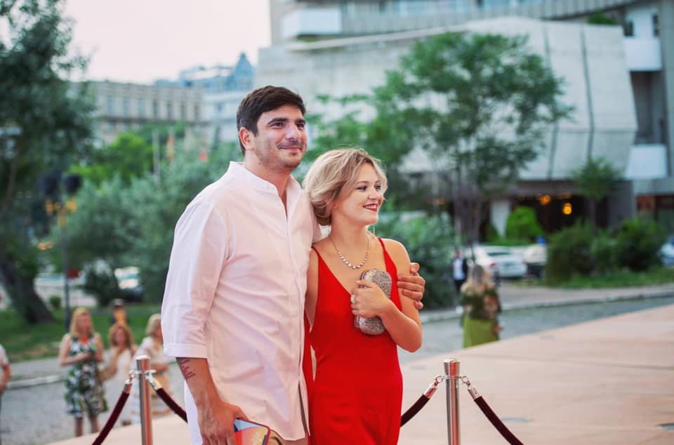 Alex Bogdan s-a căsătorit cu Cătălina Mihai. Imagini de la evenimentul unde Mihai Dragomir, Dorel din „Las Fierbinți”, a fost naș