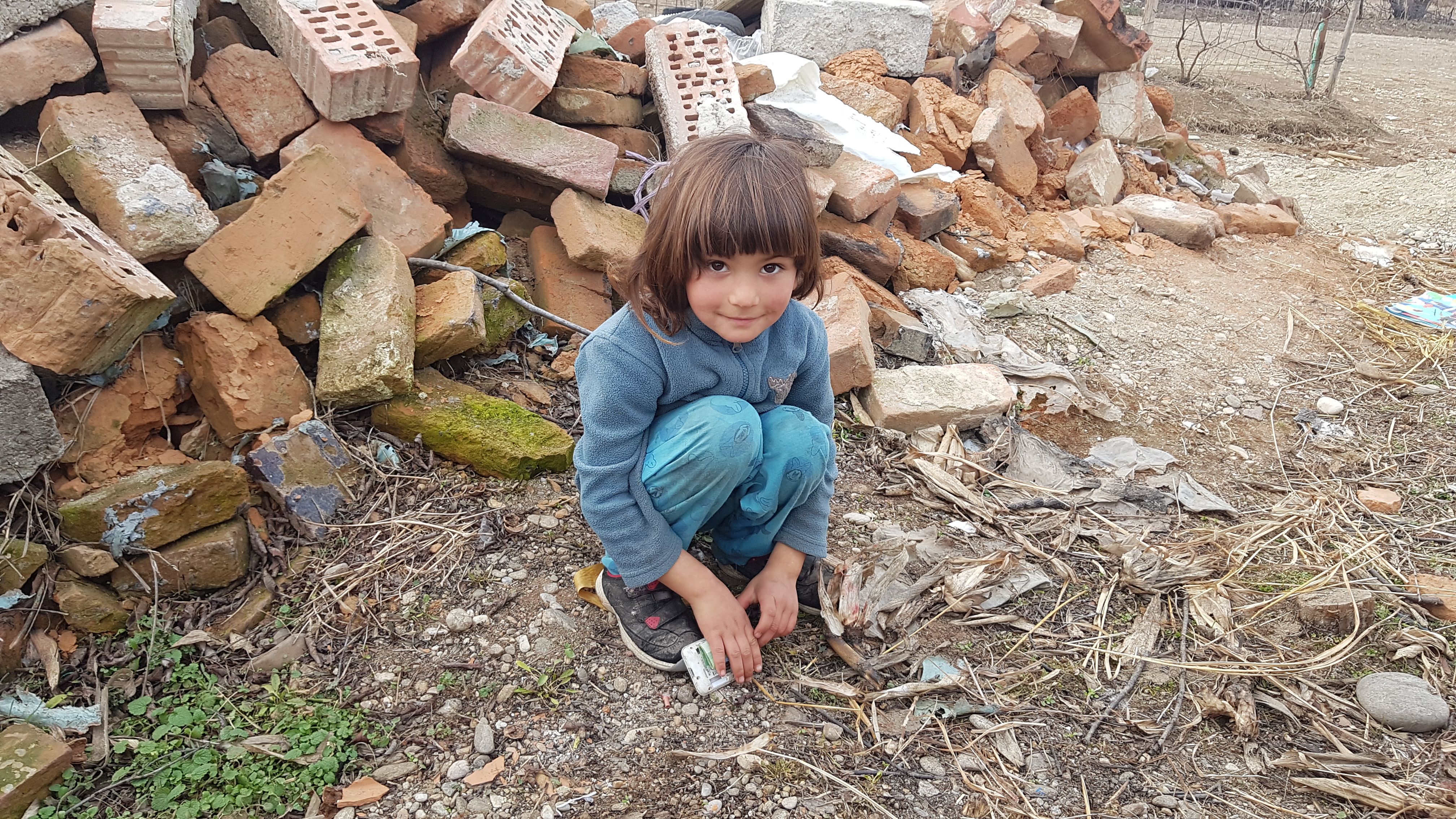 Micile prinţese din hambar. România anului 2020: într-un sat din Dâmboviţa, o familie cu cinci copii locuiește într-un siloz de fost C.A.P.