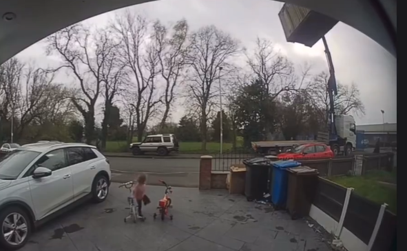 Másodperceken múlott egy kislány élete: egy felboruló daru törte át a lakóház falát – videó