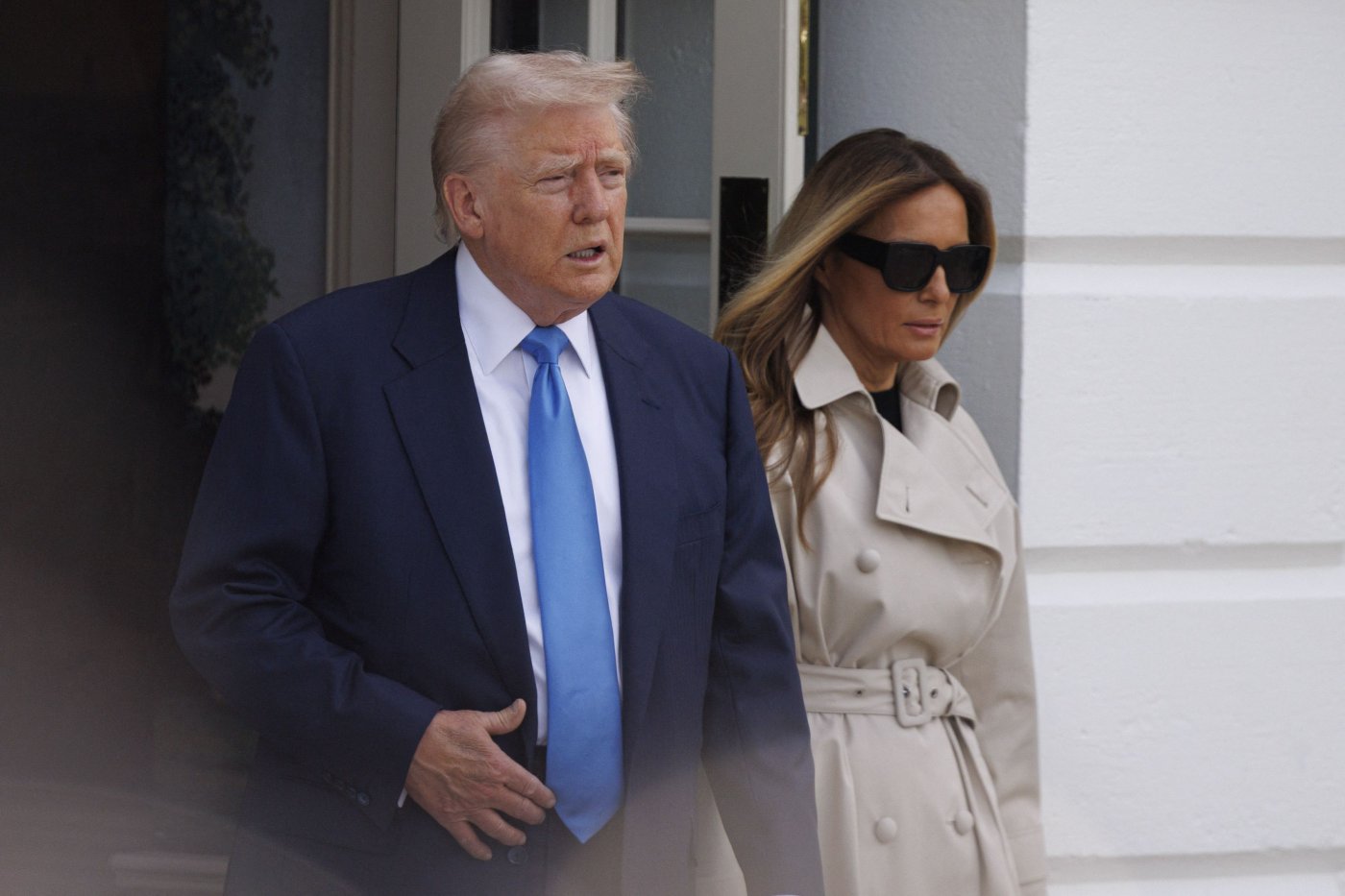 Donald Trump și Melania, surprinși într-un rar moment de tandrețe în drum spre Vatican pentru funeraliile Papei Francisc
