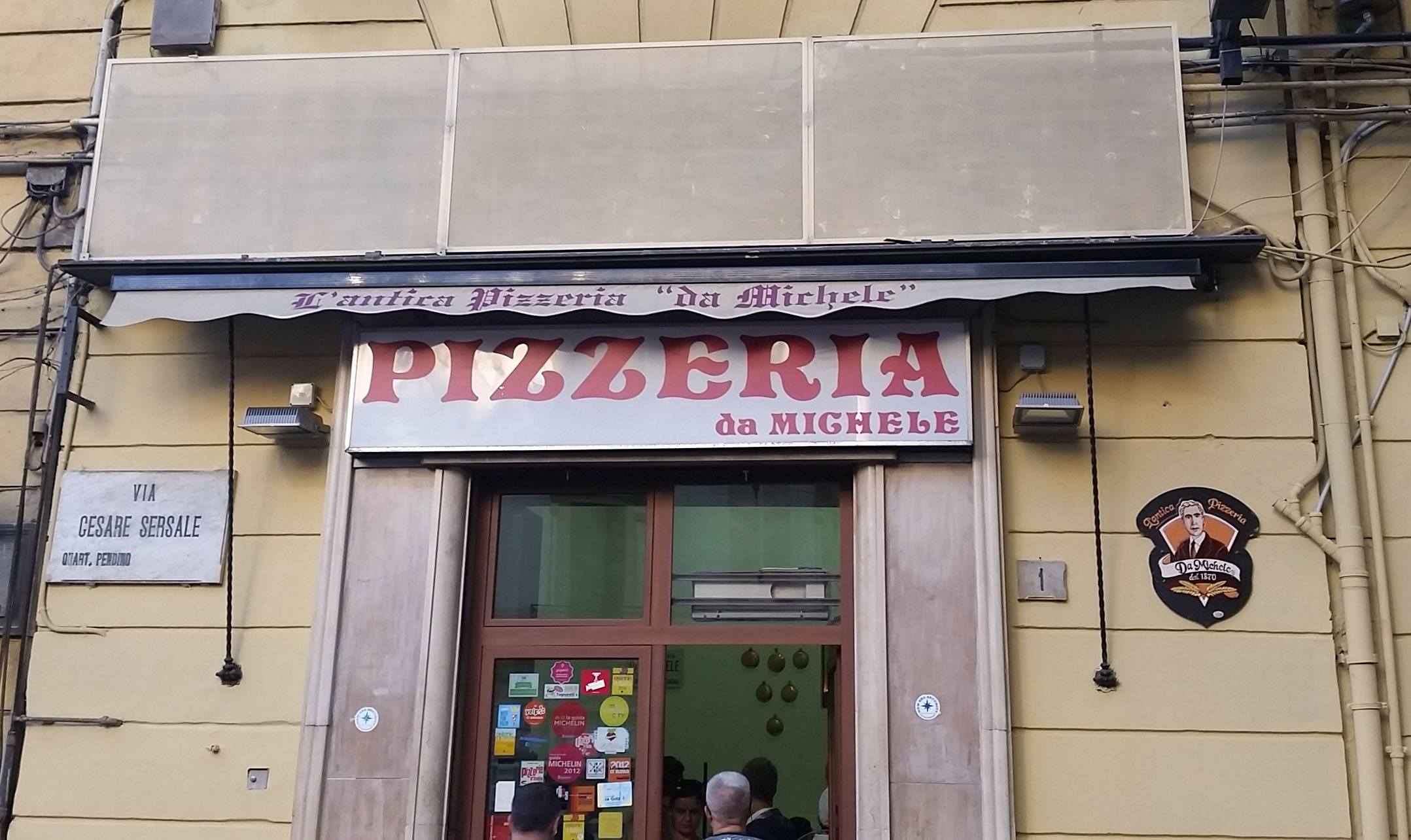 Pizzeria din film. În Napoli, poți mânca pizza preparată de oamenii care i-au servit cu celebrul preparat italian pe Julia Roberts și pe Maradona
